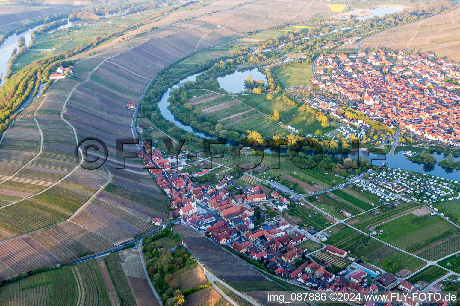 Luftbild von Felder einer Weinbergs- Landschaft der Winzer- Gebiete in Nordheim am Main im Bundesland Bayern, Deutschland