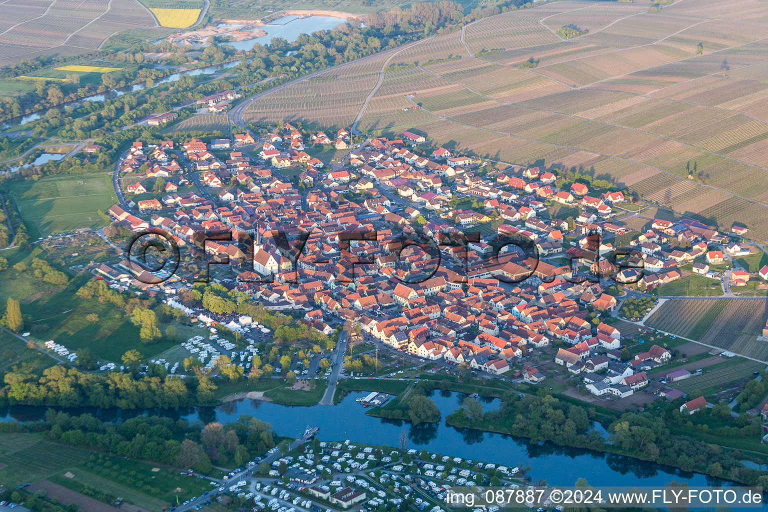 Luftaufnahme von Felder einer Weinbergs- Landschaft der Winzer- Gebiete in Nordheim am Main im Bundesland Bayern, Deutschland