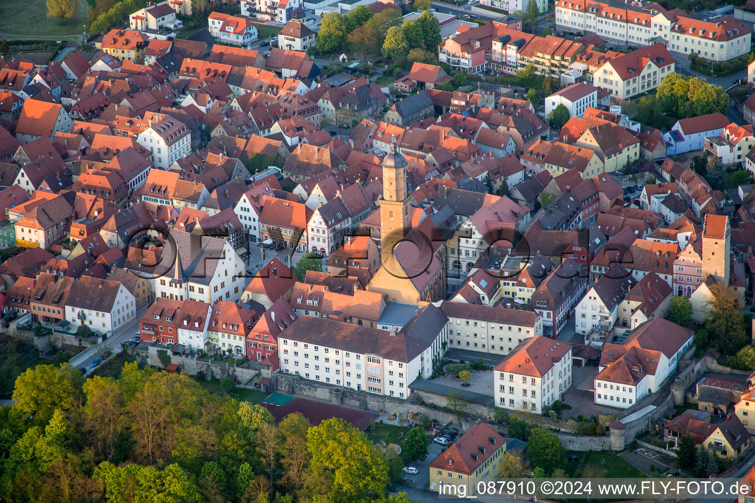 Luftaufnahme von Kirchengebäude der Kapelle Wallfahrtskirche Maria im Weingarten in Volkach im Bundesland Bayern, Deutschland
