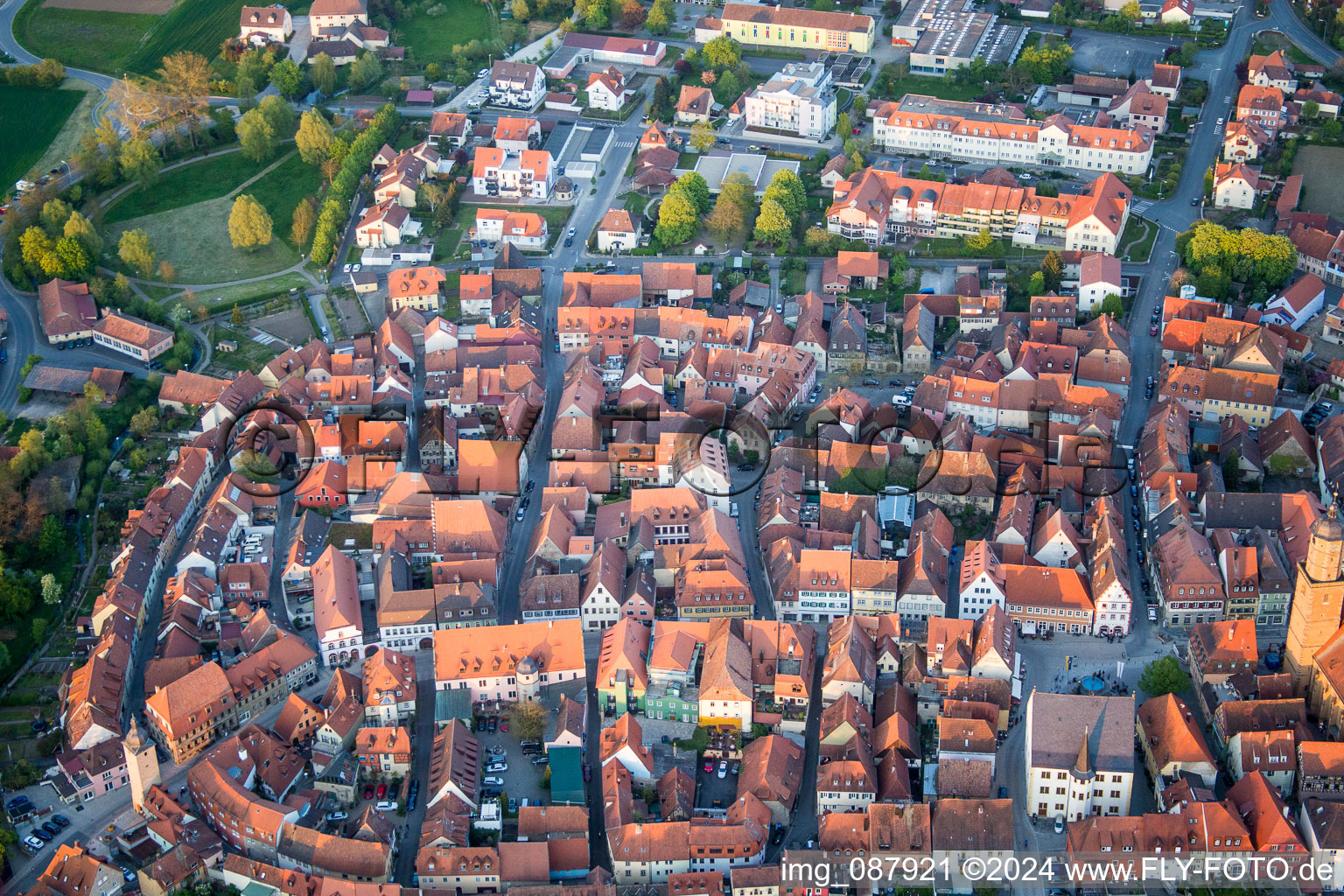 Luftaufnahme von Altstadtbereich und Innenstadtzentrum in Volkach im Bundesland Bayern, Deutschland