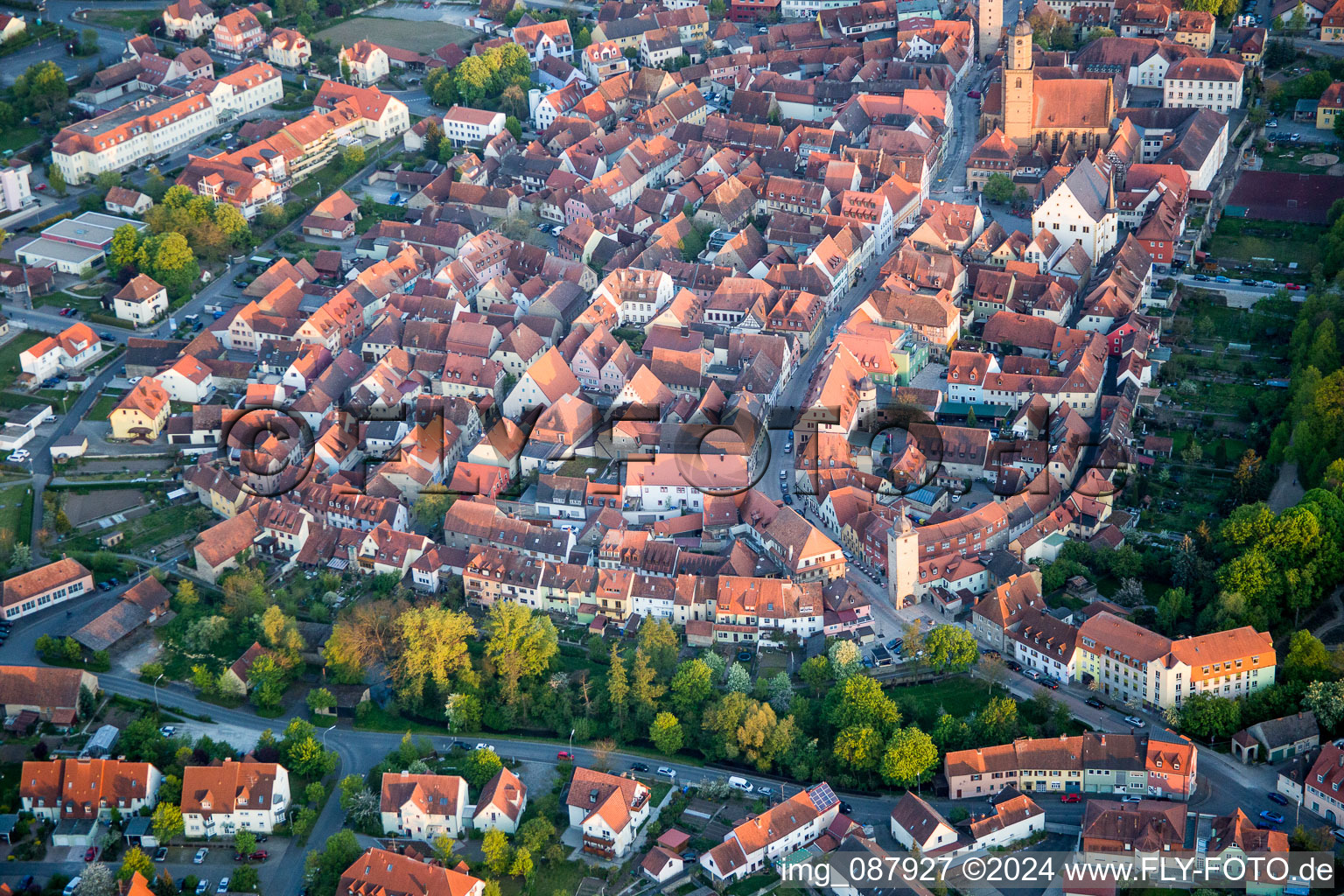 Schrägluftbild von Altstadtbereich und Innenstadtzentrum in Volkach im Bundesland Bayern, Deutschland
