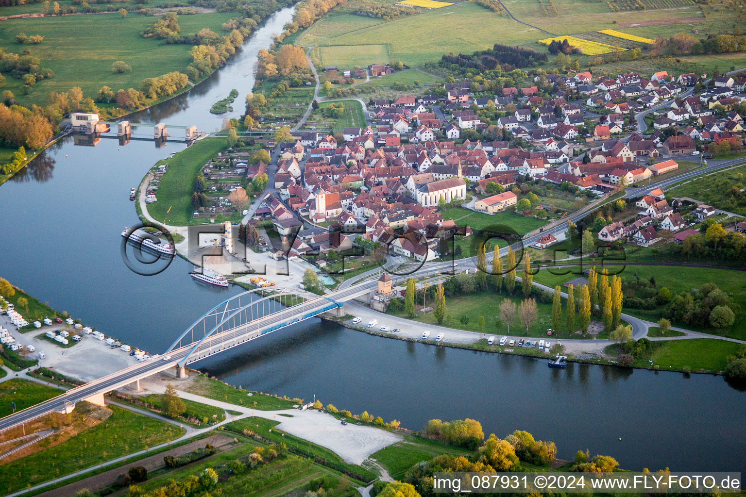Fluß - Brückenbauwerk über den Main zwischen Astheim und Volkach im Bundesland im Bundesland Bayern, Deutschland
