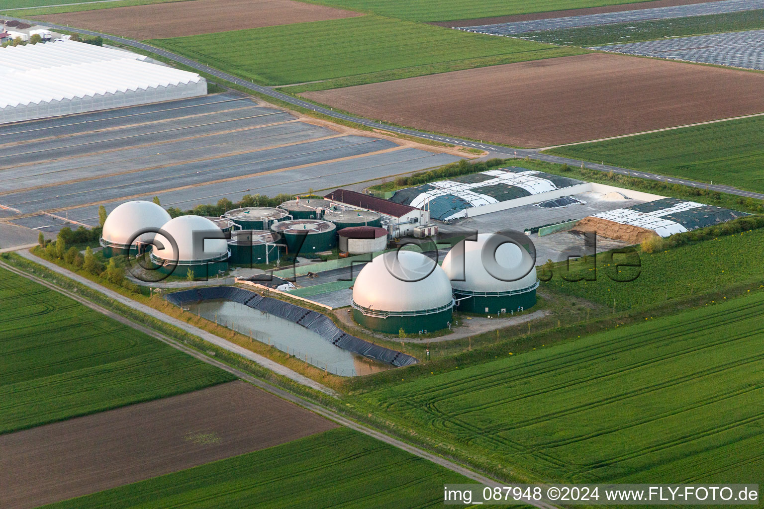 Luftbild von Glasdach- Flächen in den Gewächshausreihen zur Blumenzucht und Kuppeln einer Biogasanlage von Gartenbau Gernert im Ortsteil Oberspiesheim in Kolitzheim im Bundesland Bayern, Deutschland