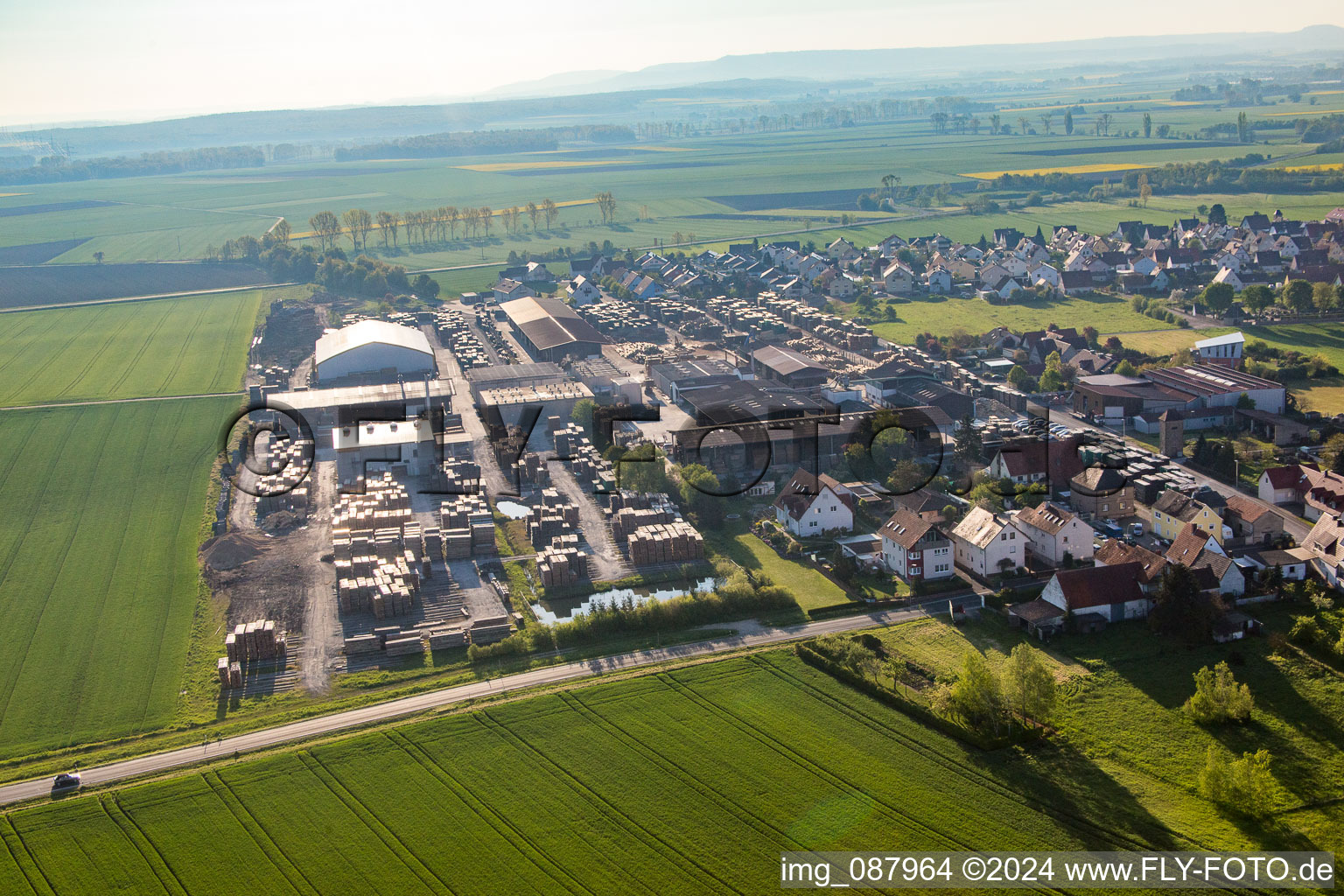 Luftbild von Gewerbegebiet im Ortsteil Unterspiesheim in Kolitzheim im Bundesland Bayern, Deutschland