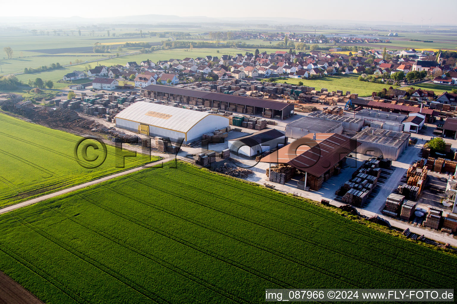 Gebäude und Produktionshallen auf dem Werksgelände der Holzwerke GLEITSMANN GmbH im Ortsteil Unterspiesheim in Kolitzheim im Bundesland Bayern, Deutschland