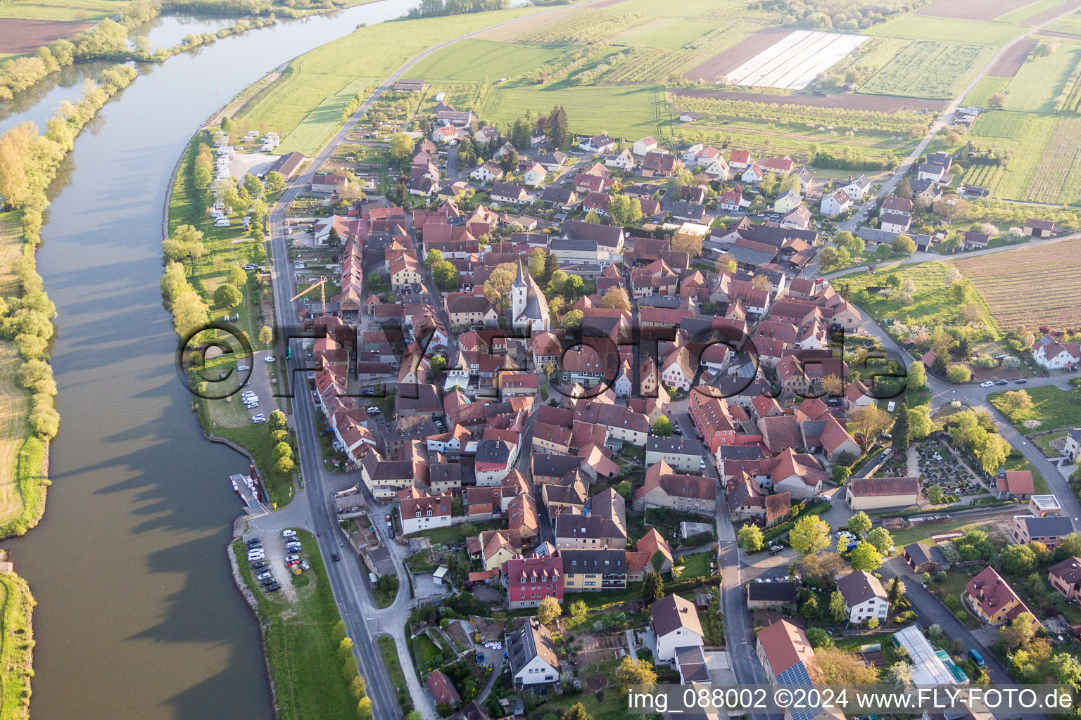 Luftbild von Dorfkern an den Fluß- Uferbereichen des Main im Ortsteil Obereisenheim in Eisenheim im Bundesland Bayern, Deutschland