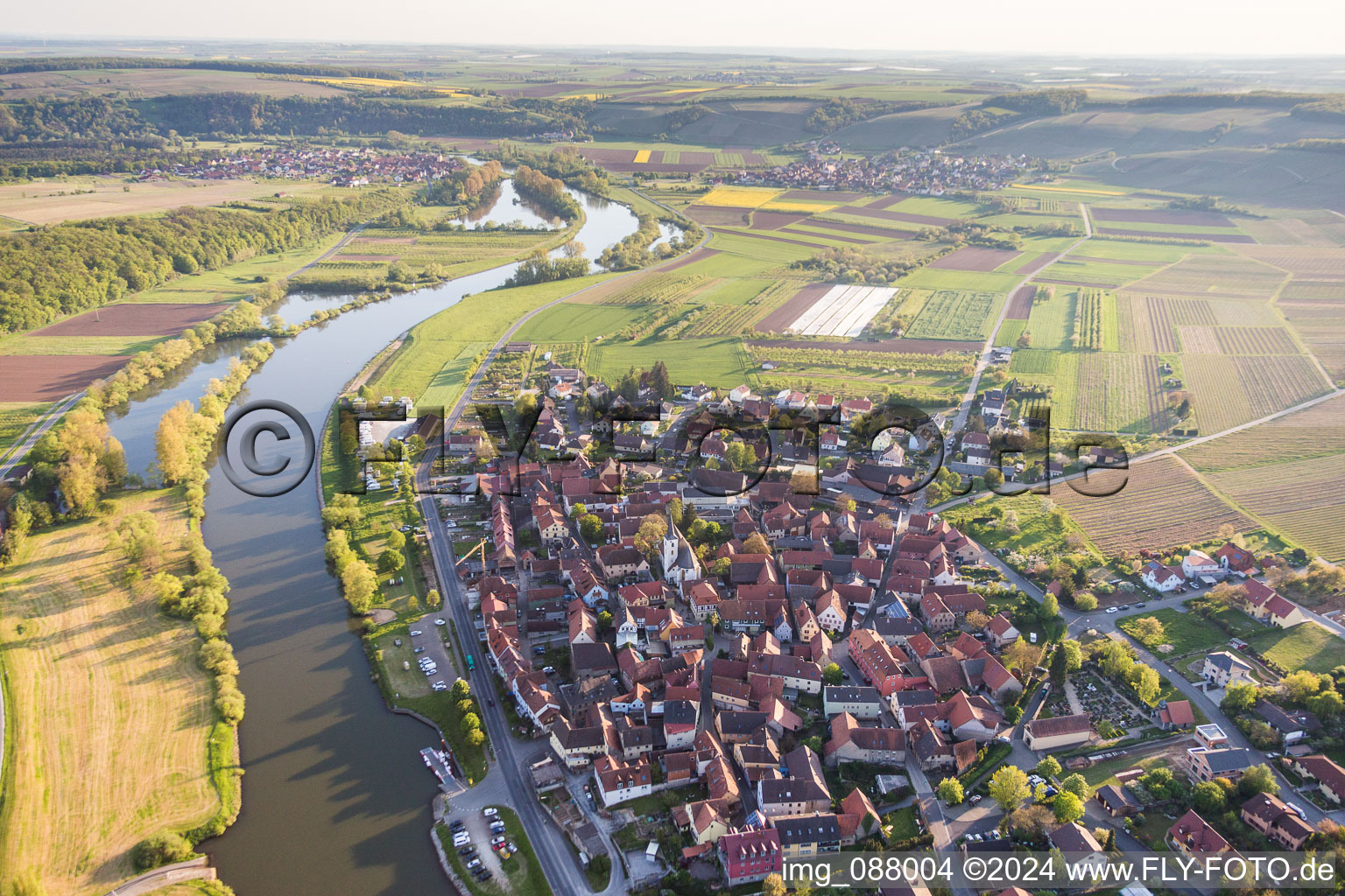 Luftaufnahme von Dorfkern an den Fluß- Uferbereichen des Main im Ortsteil Obereisenheim in Eisenheim im Bundesland Bayern, Deutschland