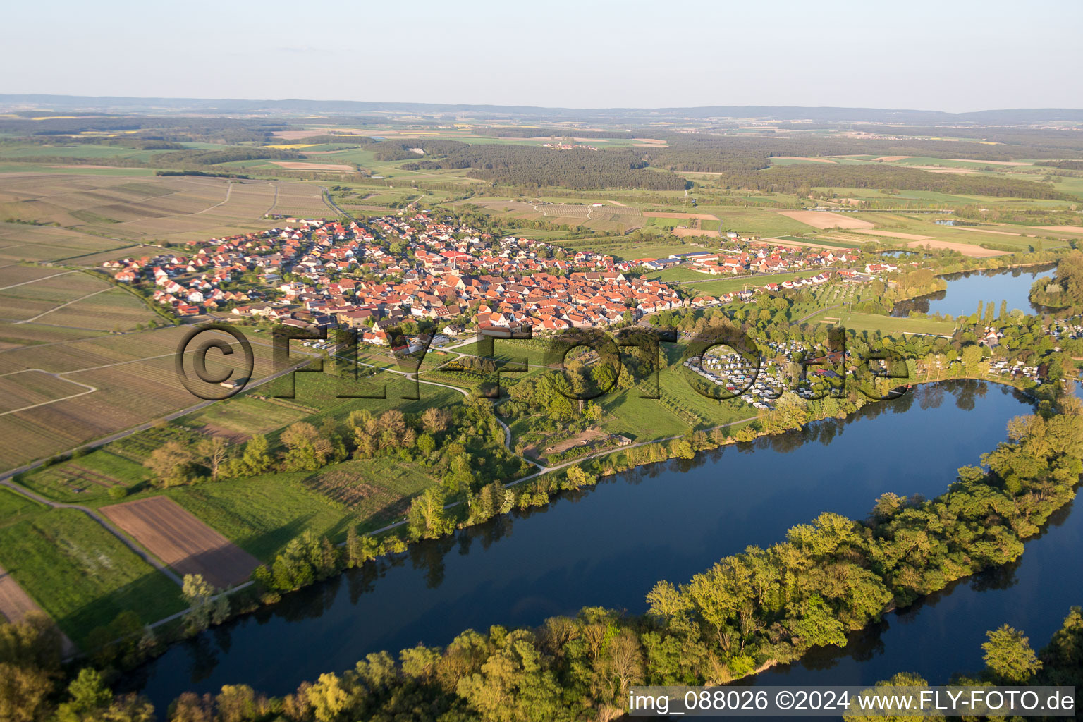 Dorfkern an den Fluß- Uferbereichen der Main-Aue in Sommerach im Bundesland Bayern, Deutschland