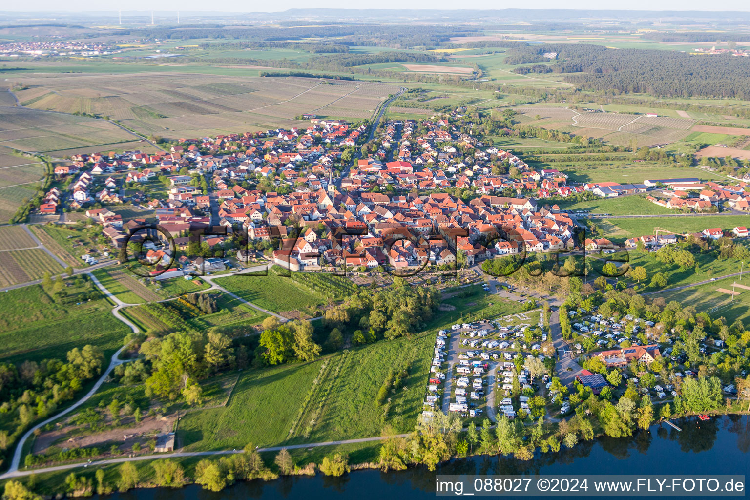 Luftbild von Dorfkern an den Fluß- Uferbereichen der Main-Aue in Sommerach im Bundesland Bayern, Deutschland