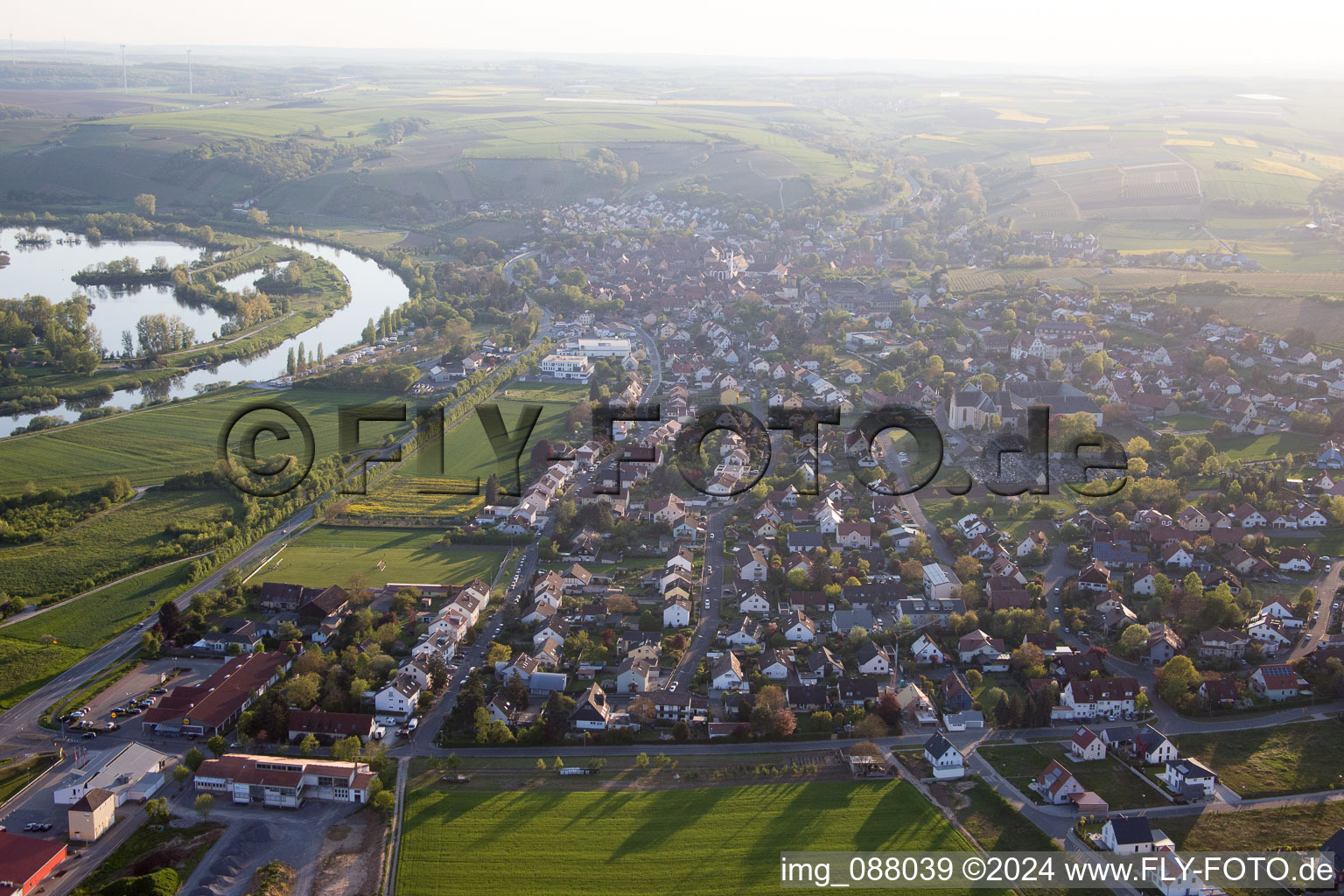 Ortschaft an den Fluss- Uferbereichen des Main in Dettelbach im Bundesland Bayern, Deutschland