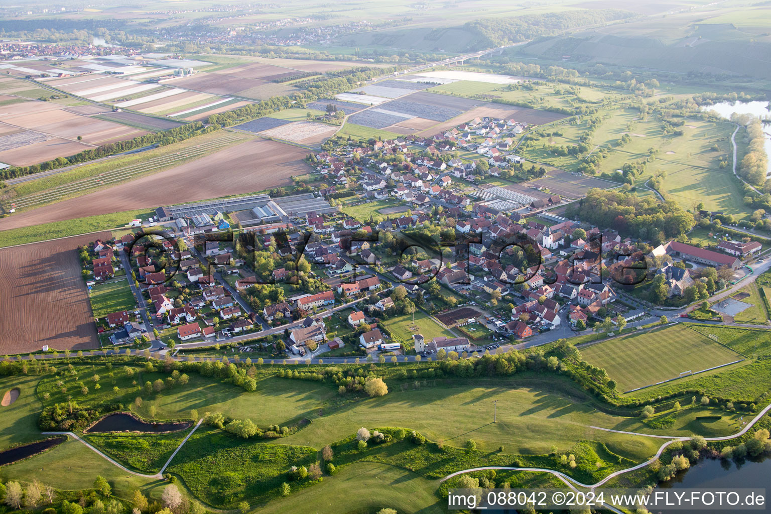 Luftbild von Ortschaft an den Fluss- Uferbereichen des Main in Dettelbach im Bundesland Bayern, Deutschland