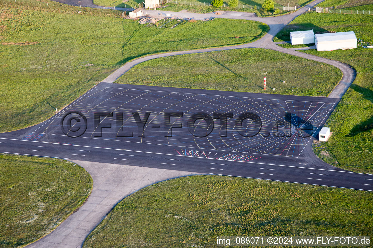 Start- und Landebahn mit Rollfeldgelände des Flugplatz der LSC im Ortsteil Etwashausen in Kitzingen im Bundesland Bayern, Deutschland
