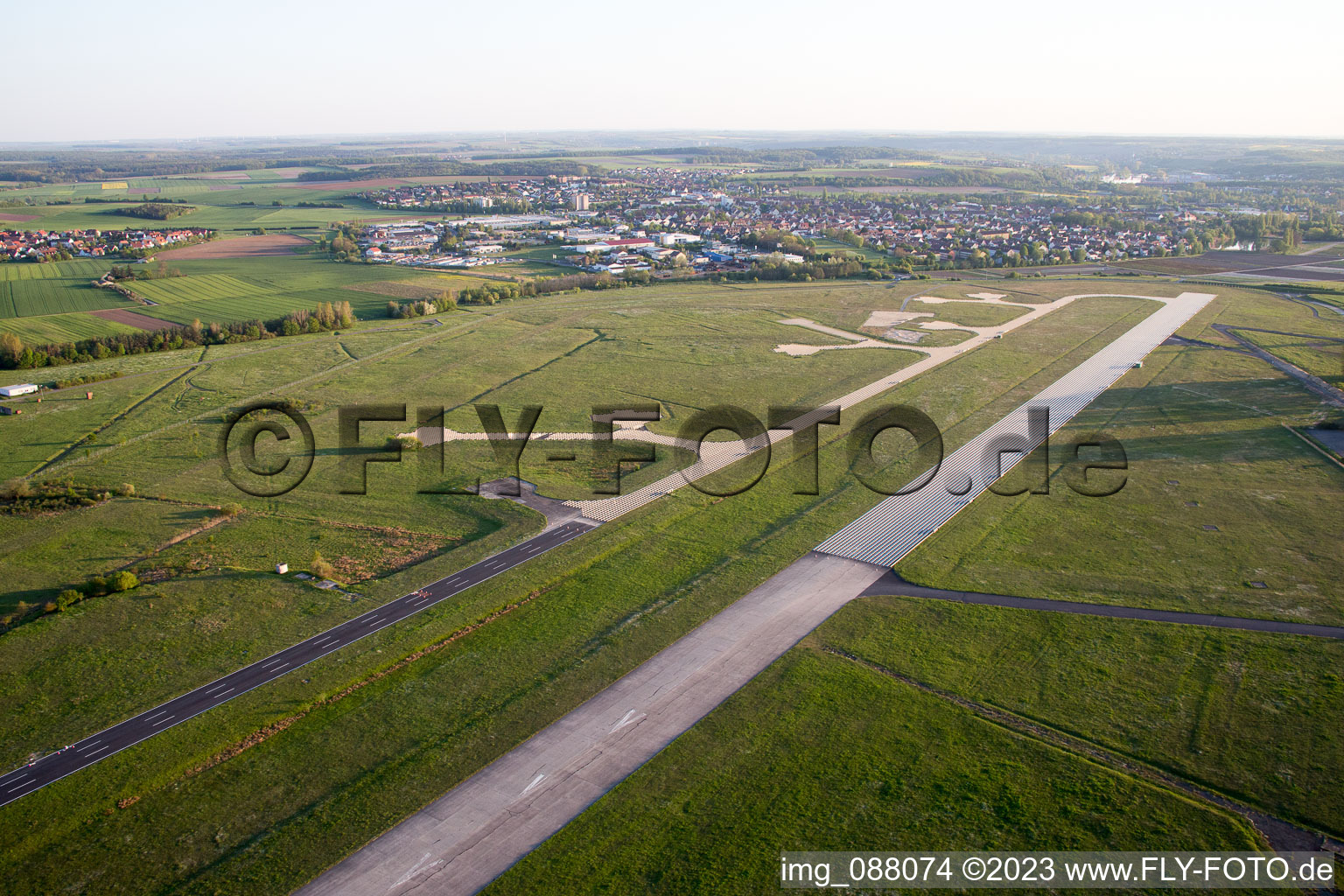 Luftaufnahme von Kitzingen, Flugplatz Hoheim im Bundesland Bayern, Deutschland