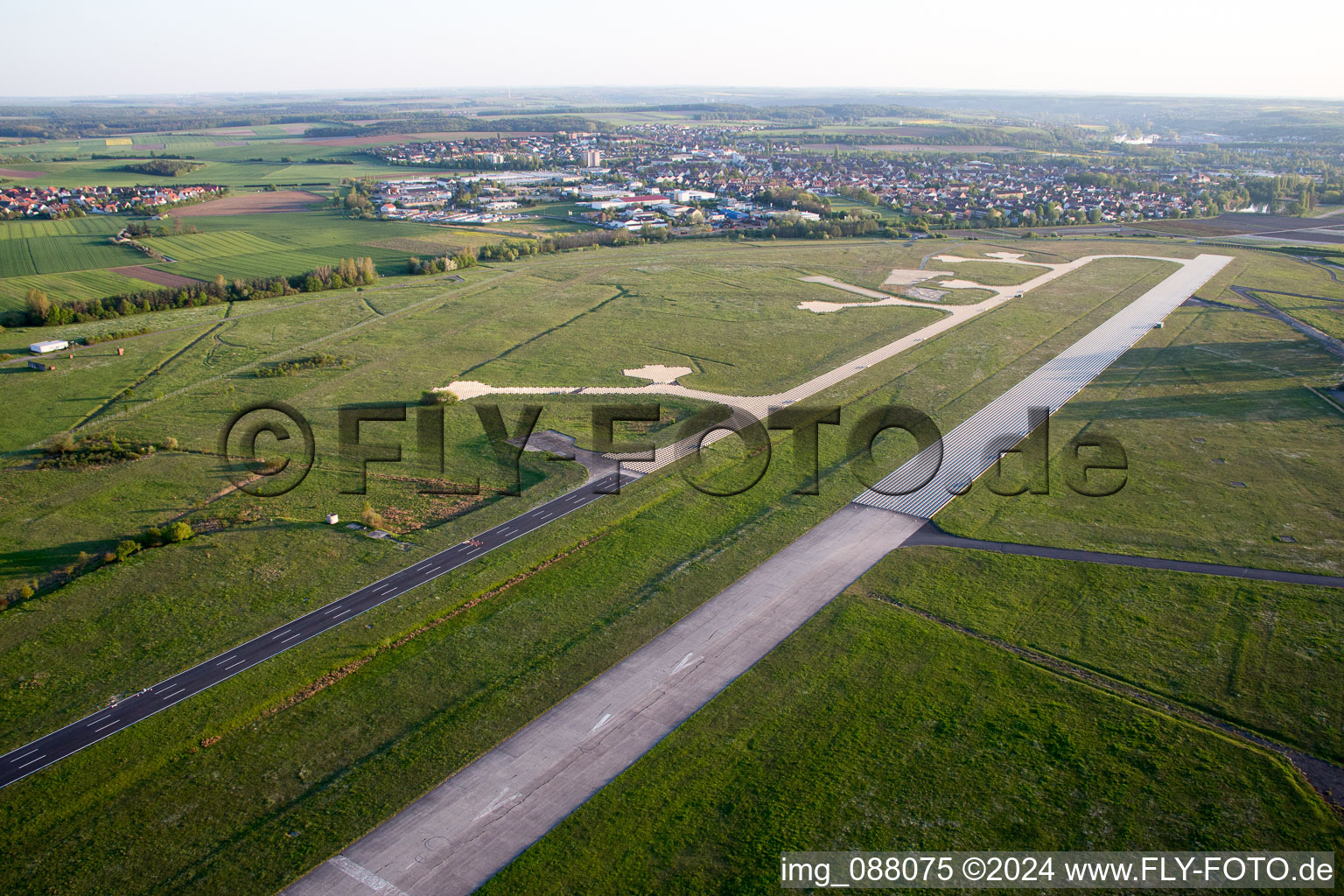 Luftbild von Start- und Landebahn mit Rollfeldgelände des Flugplatz der LSC im Ortsteil Etwashausen in Kitzingen im Bundesland Bayern, Deutschland