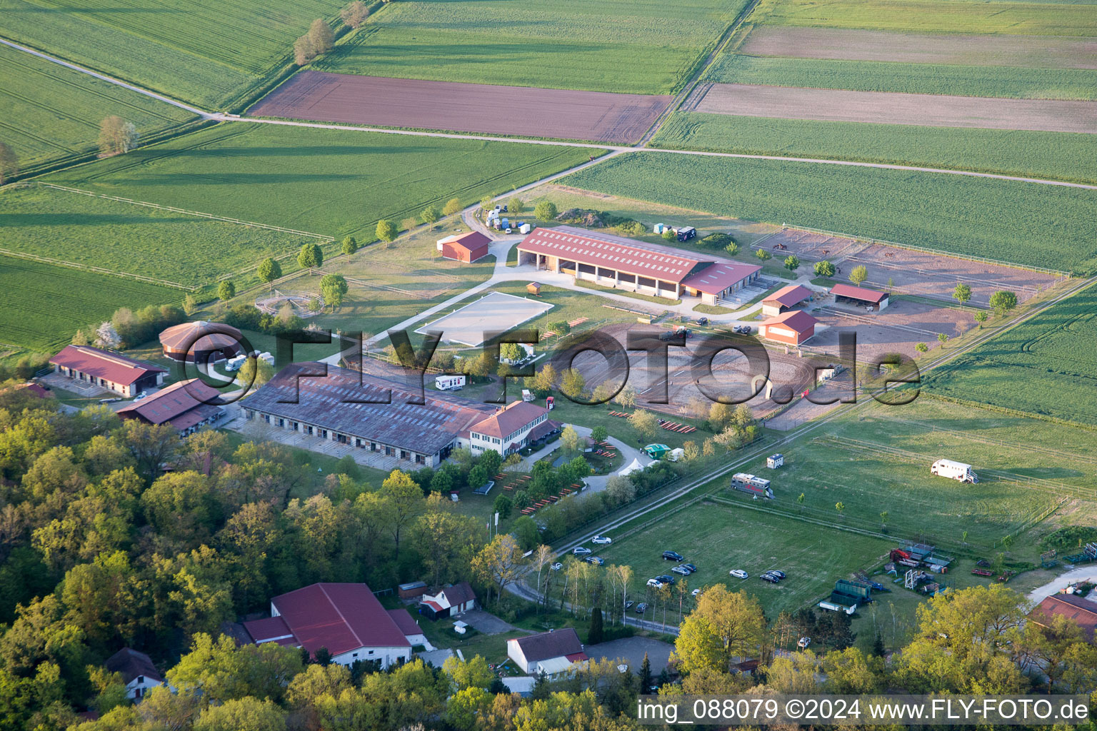 Gehöft eines Bauernhofes am Rand von bestellten Feldern in Großlangheim im Bundesland Bayern, Deutschland
