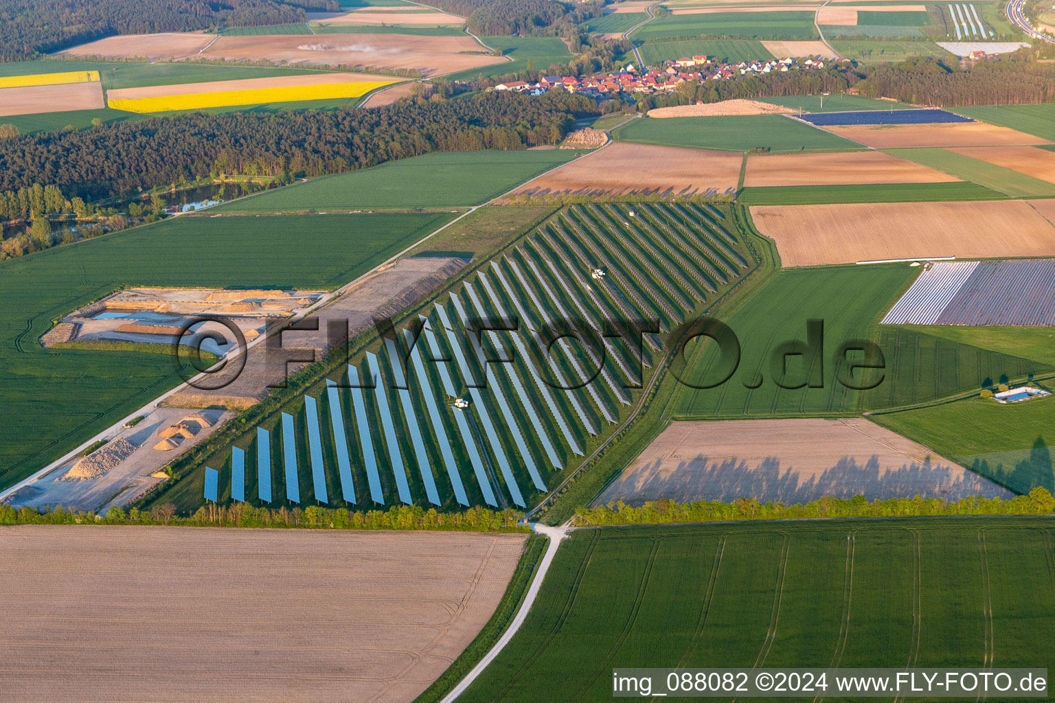 Solarfeld im Ortsteil Düllstadt in Schwarzach am Main im Bundesland Bayern, Deutschland