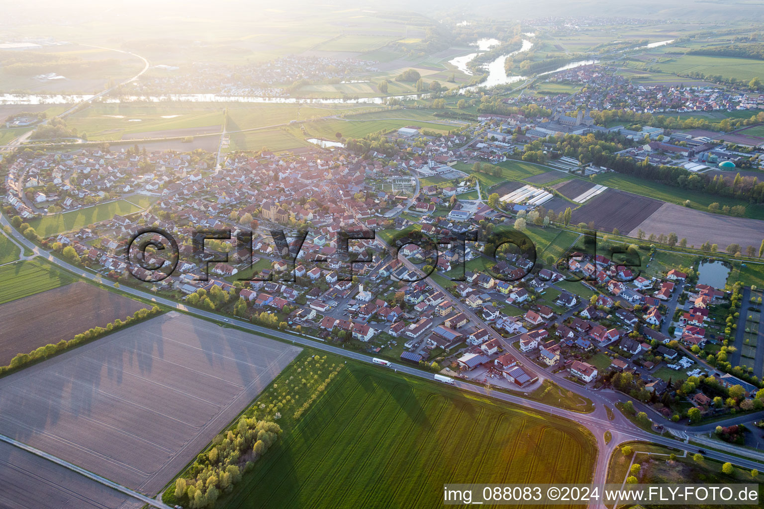 Ortschaft an den Fluss- Uferbereichen des Main im Ortsteil Stadtschwarzach in Schwarzach am Main im Bundesland Bayern, Deutschland