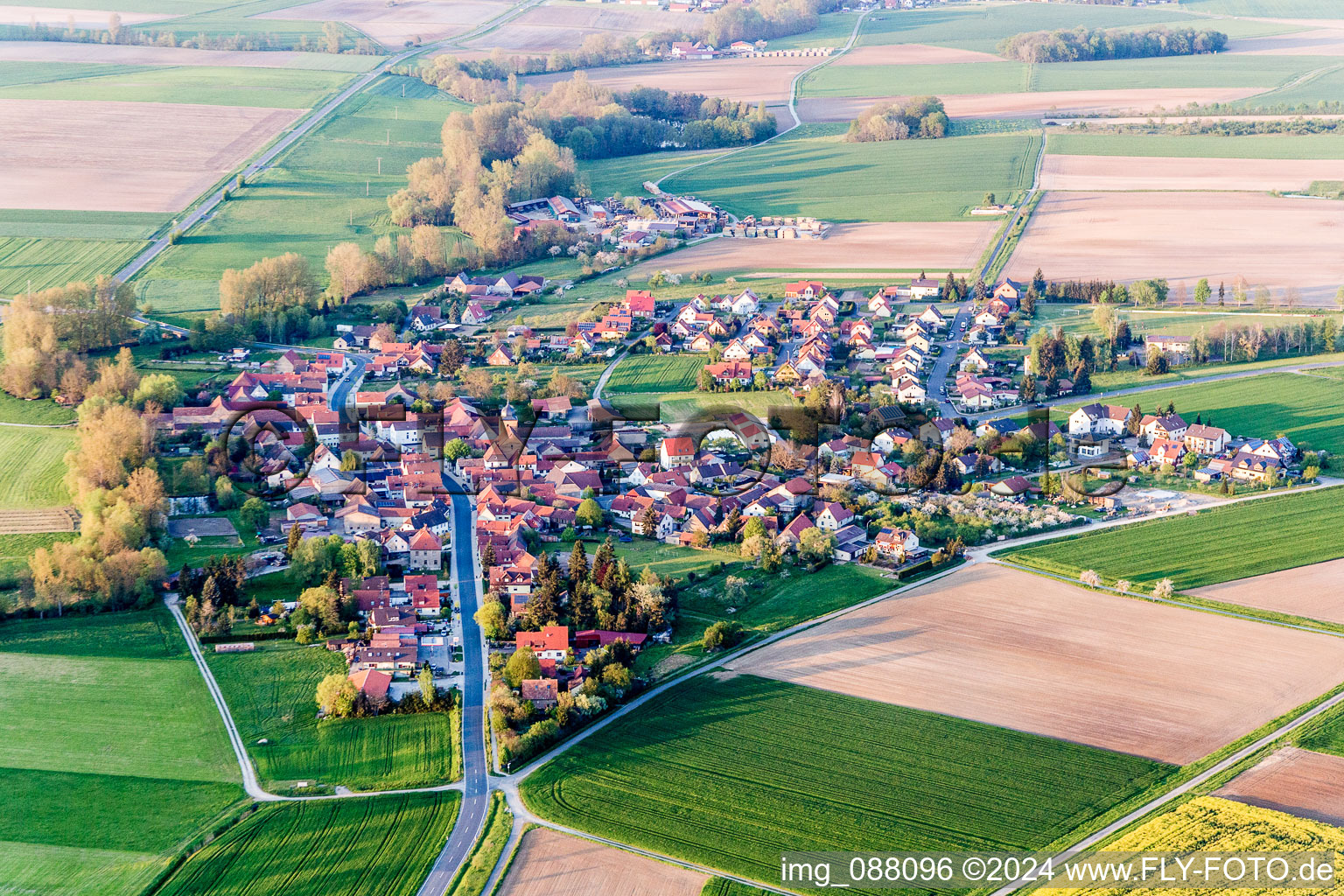 Dorf - Ansicht am Rande von landwirtschaftlichen Feldern und Nutzflächen in Reupelsdorf im Bundesland Bayern, Deutschland