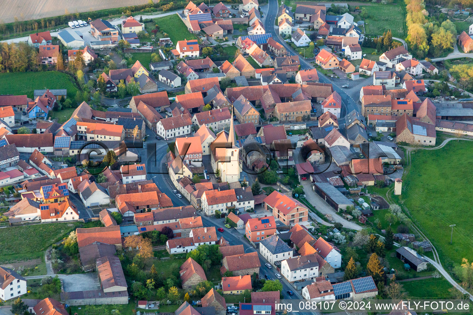 Kirchengebäude im Dorfkern in Stadelschwarzach im Bundesland Bayern, Deutschland