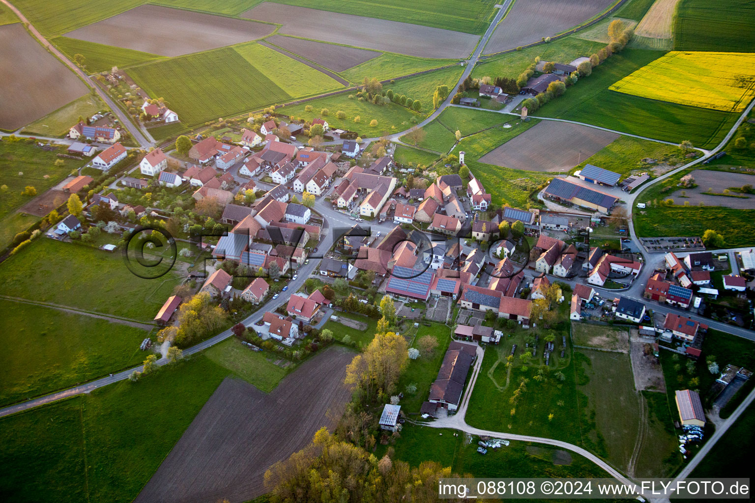 Dorf - Ansicht am Rande von landwirtschaftlichen Feldern und Nutzflächen im Ortsteil Järkendorf in Prichsenstadt im Bundesland Bayern, Deutschland