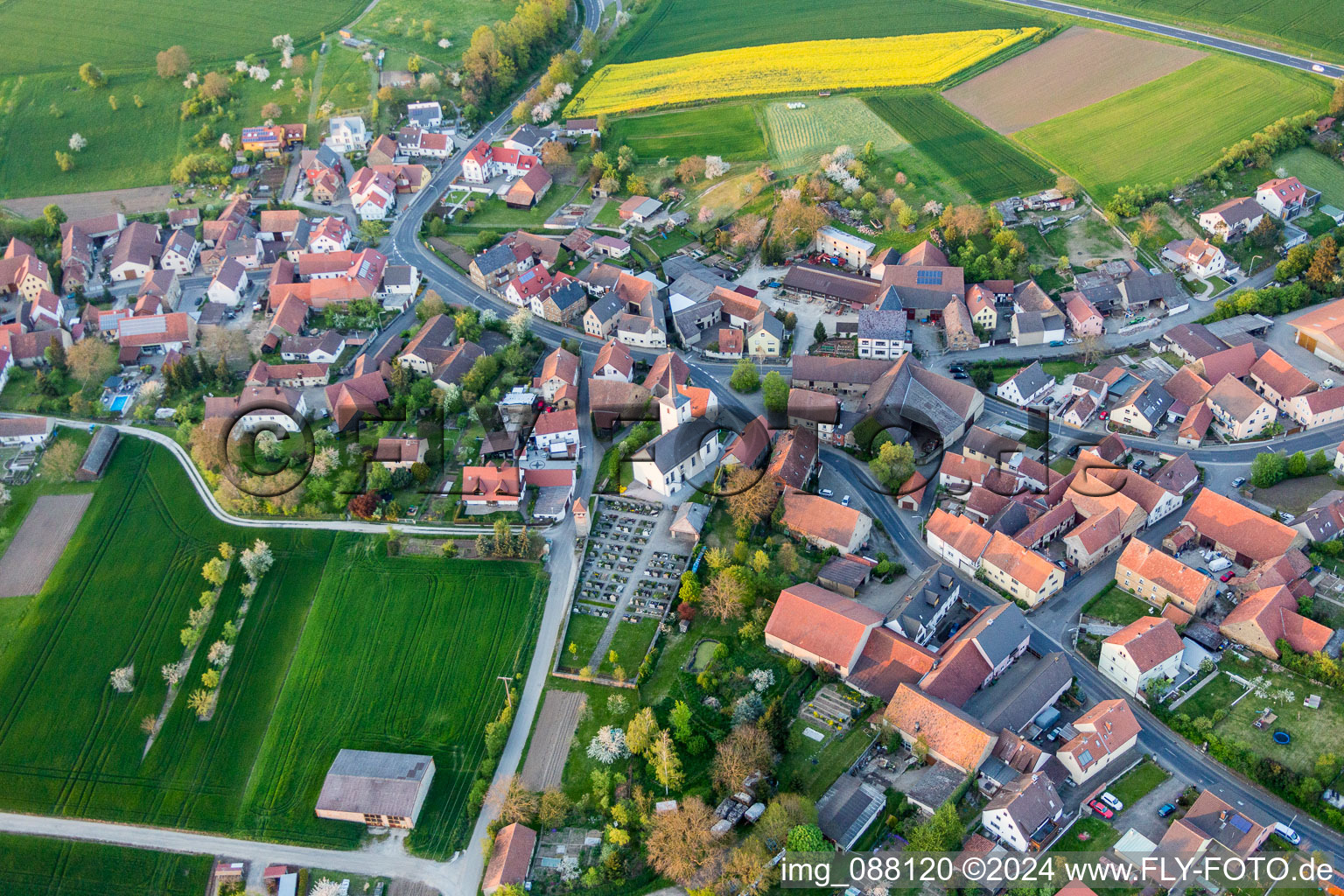 Dorf - Ansicht am Rande von landwirtschaftlichen Feldern und Nutzflächen in Schallfeld in Lülsfeld im Bundesland Bayern, Deutschland