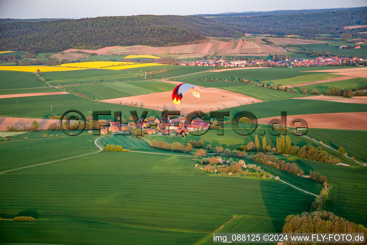 Luftbild von Gleitschirm über dem Ort im Ortsteil Wiebelsberg in Oberschwarzach im Bundesland Bayern, Deutschland