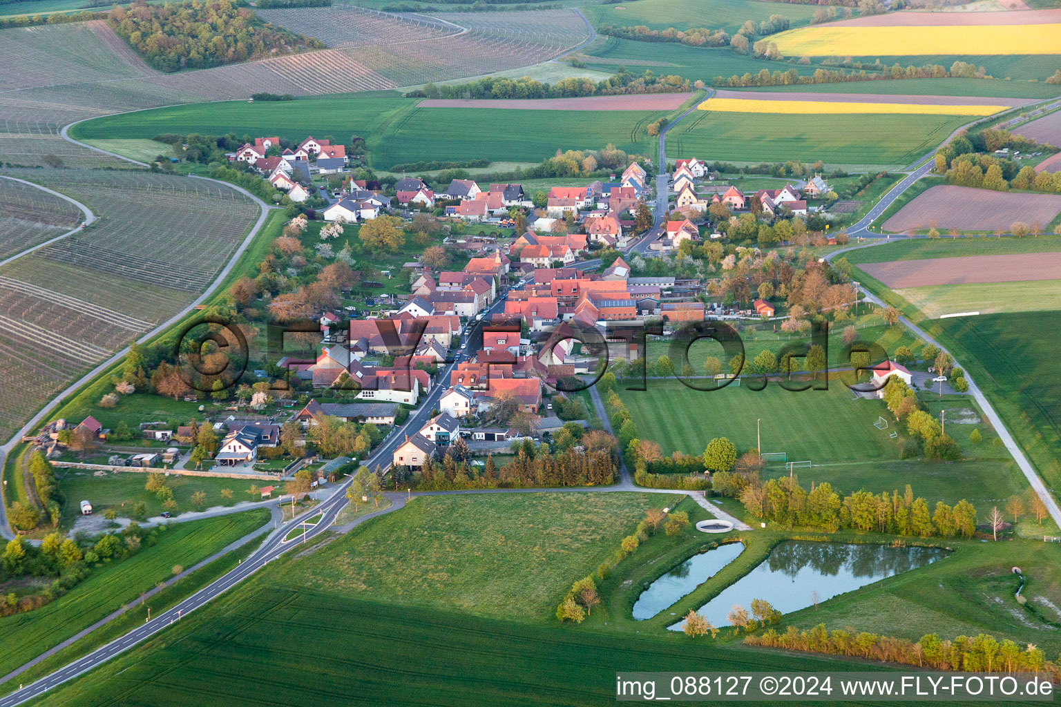 Dorf - Ansicht am Rande von landwirtschaftlichen Feldern und Nutzflächen im Ortsteil Wiebelsberg in Oberschwarzach im Bundesland Bayern, Deutschland