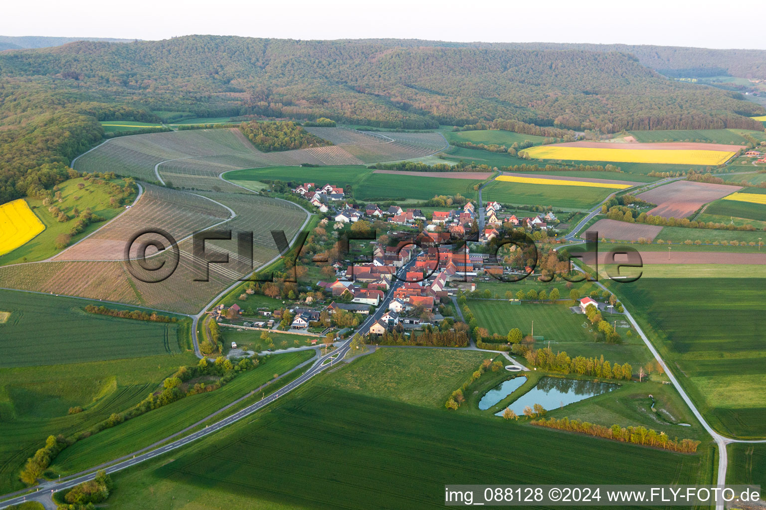 Luftbild von Dorf - Ansicht am Rande von landwirtschaftlichen Feldern und Nutzflächen im Ortsteil Wiebelsberg in Oberschwarzach im Bundesland Bayern, Deutschland