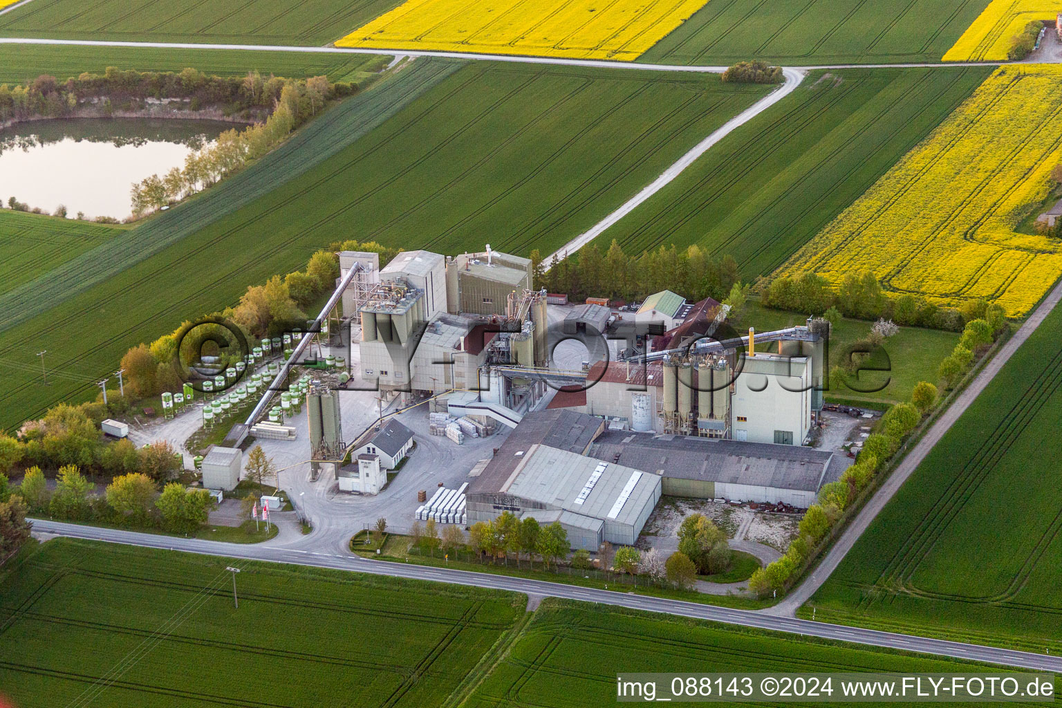 Luftbild von Beton- und Baustoffmischwerk in Sulzheim im Bundesland Bayern, Deutschland