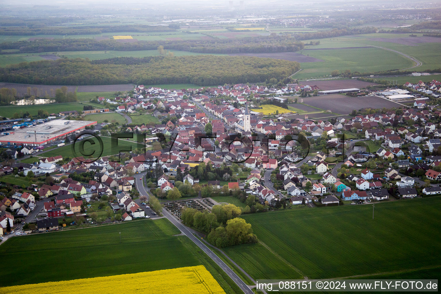 Luftaufnahme von Dorf - Ansicht am Rande von landwirtschaftlichen Feldern und Nutzflächen in Grettstadt im Bundesland Bayern, Deutschland