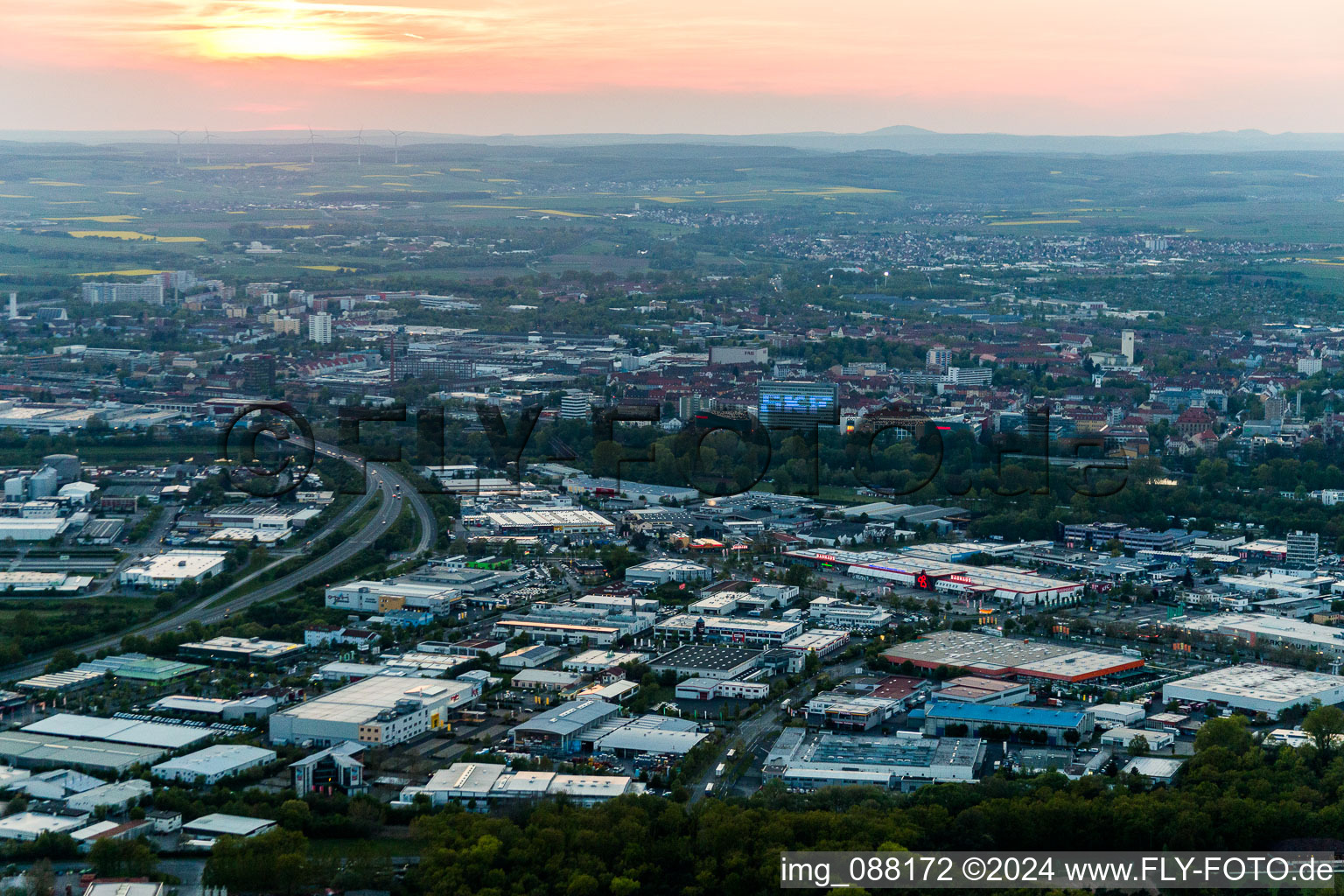Gewerbegebiet und Firmenansiedlung Hafen bei Sonnenuntergang in Schweinfurt im Bundesland Bayern, Deutschland