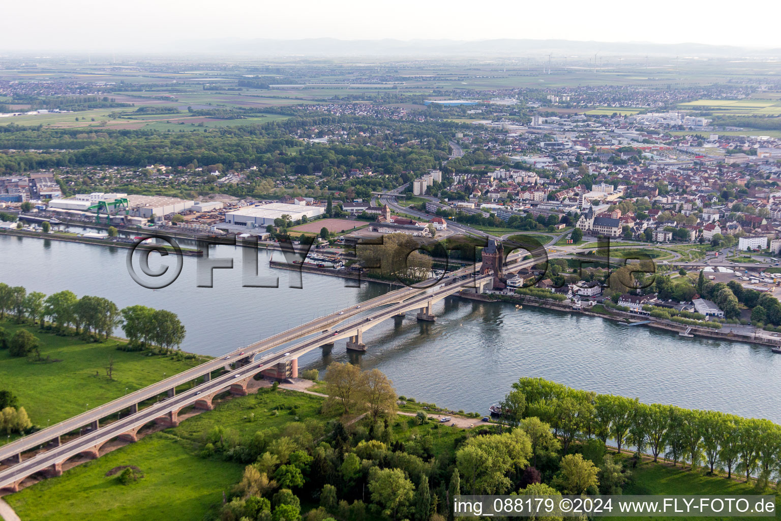 Fluß - Brückenbauwerk Nibelungenbrücke für die B47 über den Rhein in Worms im Bundesland Rheinland-Pfalz, Deutschland