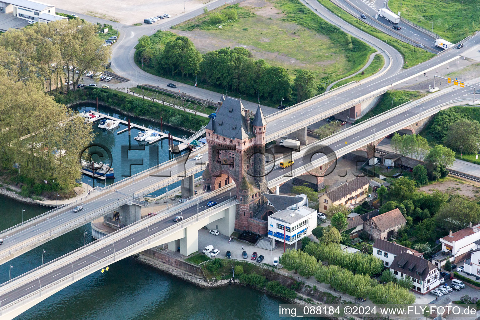 Luftbild von Fluß - Brückenbauwerk Nibelungenbrücke für die B47 über den Rhein in Worms im Bundesland Rheinland-Pfalz, Deutschland