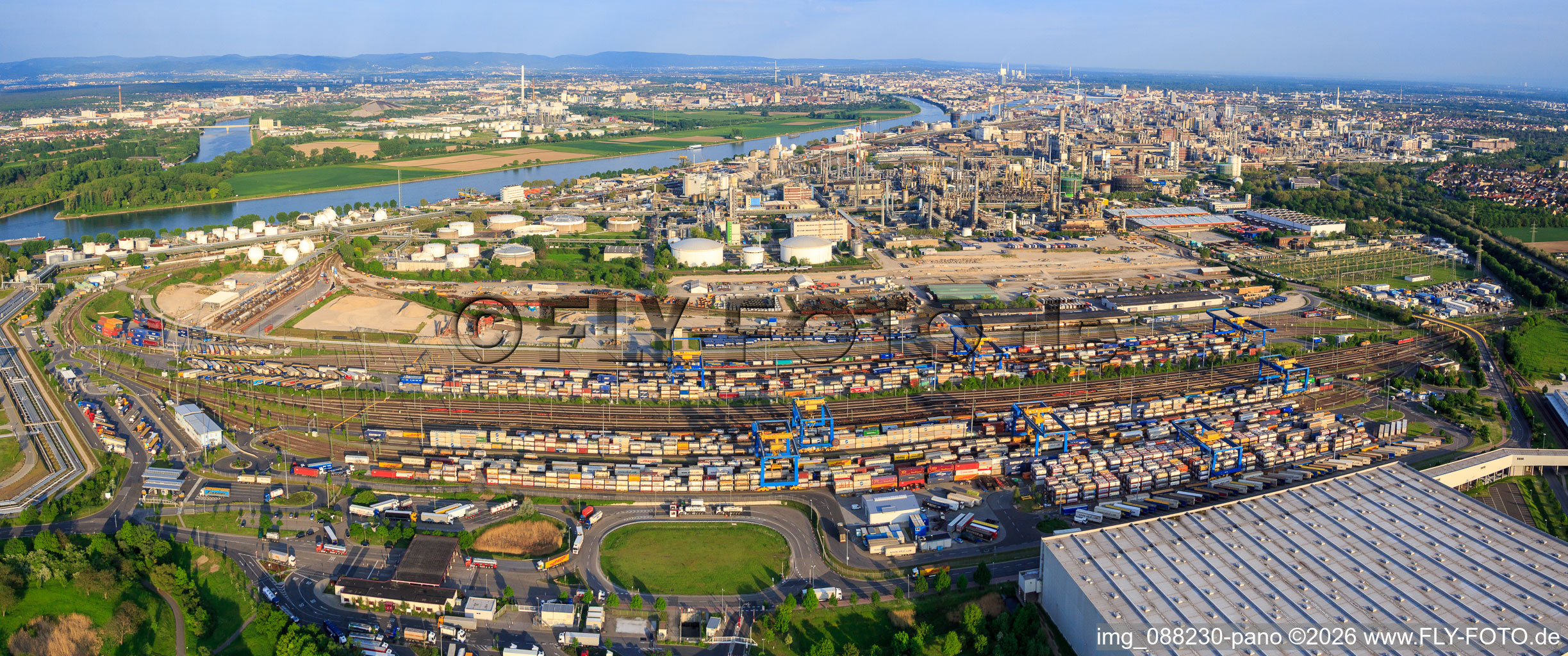 Panoramansicht der Chemiefabrik BASF am Rheinufer von Norden mit Güterbahnhof und Warenlager in Ludwigshafen am Rhein im Bundesland Rheinland-Pfalz, Deutschland
