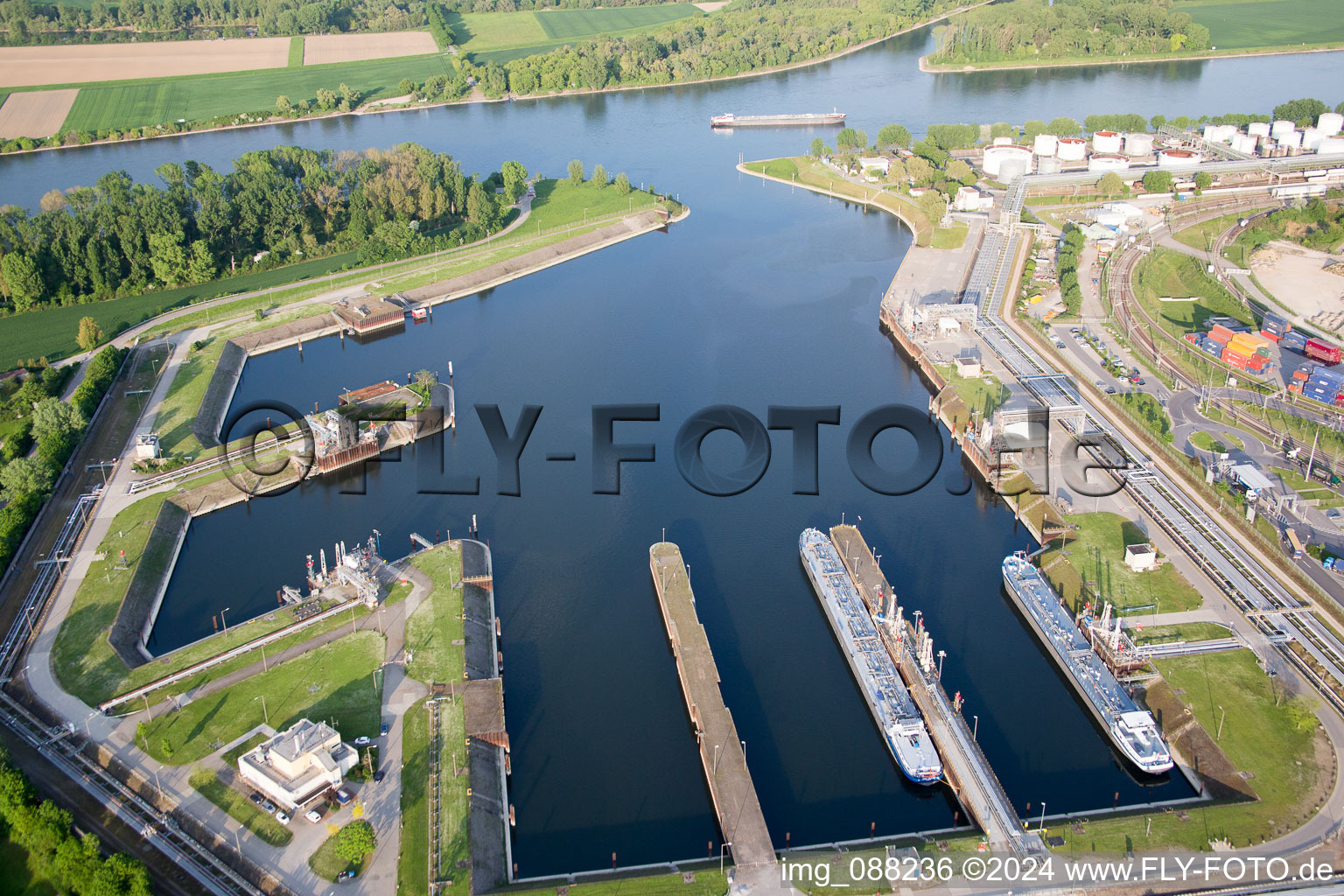 Kaianlagen und Schiffs- Anlegestellen am Hafenbecken des Binnenhafen der BASF in Ludwigshafen am Rhein im Bundesland Rheinland-Pfalz, Deutschland