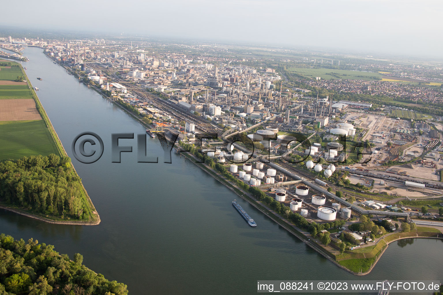 Luftbild von BASF am Landeshafen Nord in Ludwigshafen am Rhein im Bundesland Rheinland-Pfalz, Deutschland