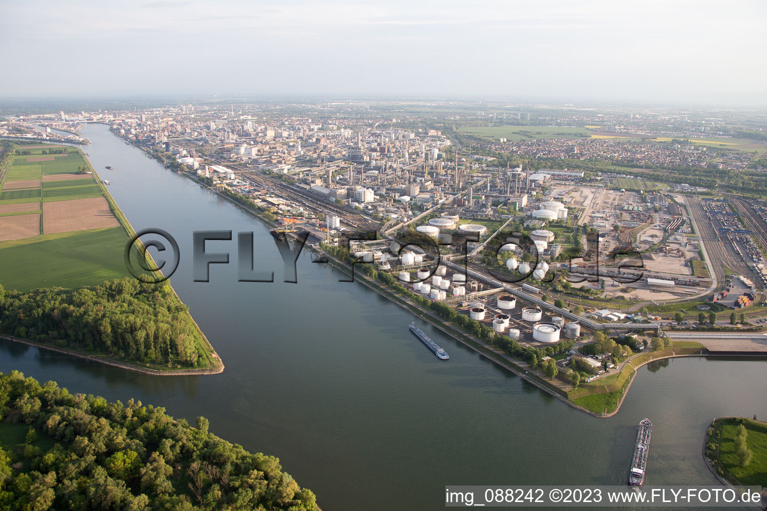 Luftaufnahme von BASF am Landeshafen Nord in Ludwigshafen am Rhein im Bundesland Rheinland-Pfalz, Deutschland