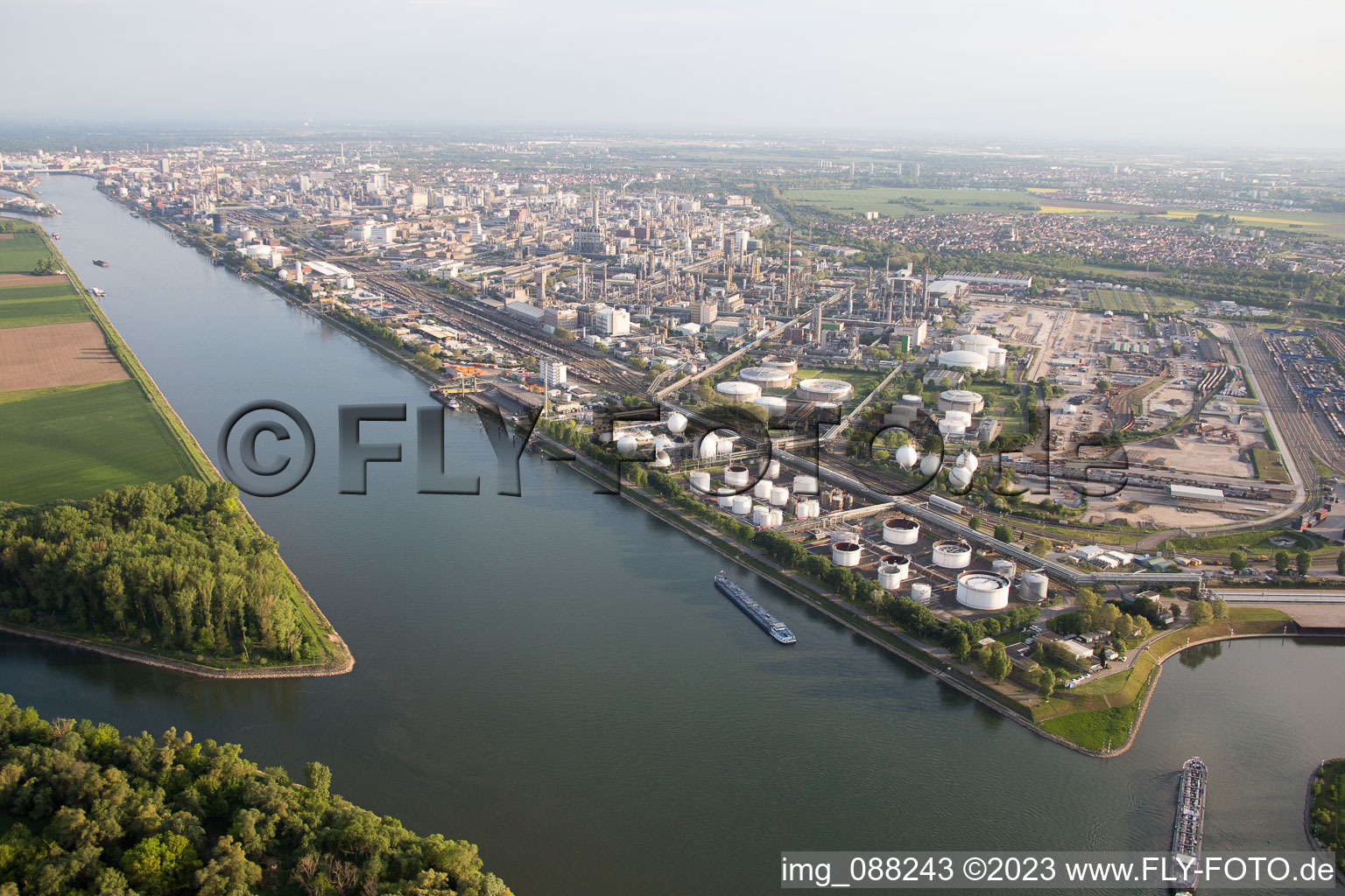 Schrägluftbild von BASF am Landeshafen Nord in Ludwigshafen am Rhein im Bundesland Rheinland-Pfalz, Deutschland