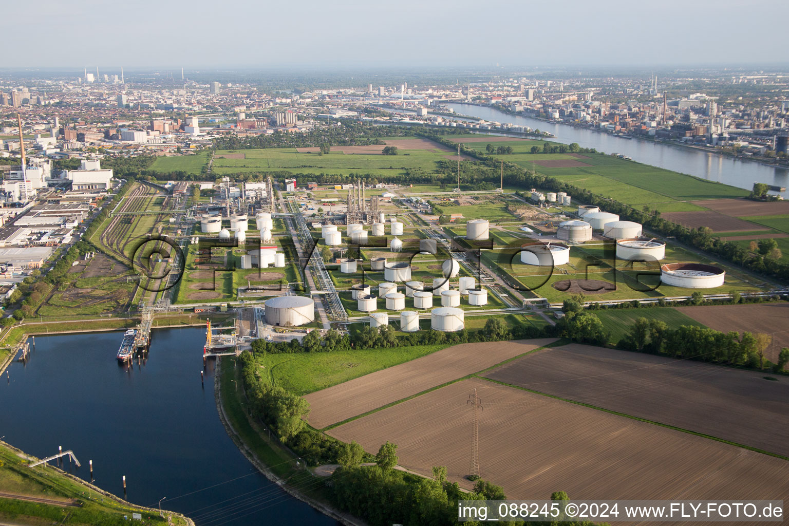 Luftaufnahme von BASF Friesenheim im Ortsteil Neckarstadt-West in Mannheim im Bundesland Baden-Württemberg, Deutschland