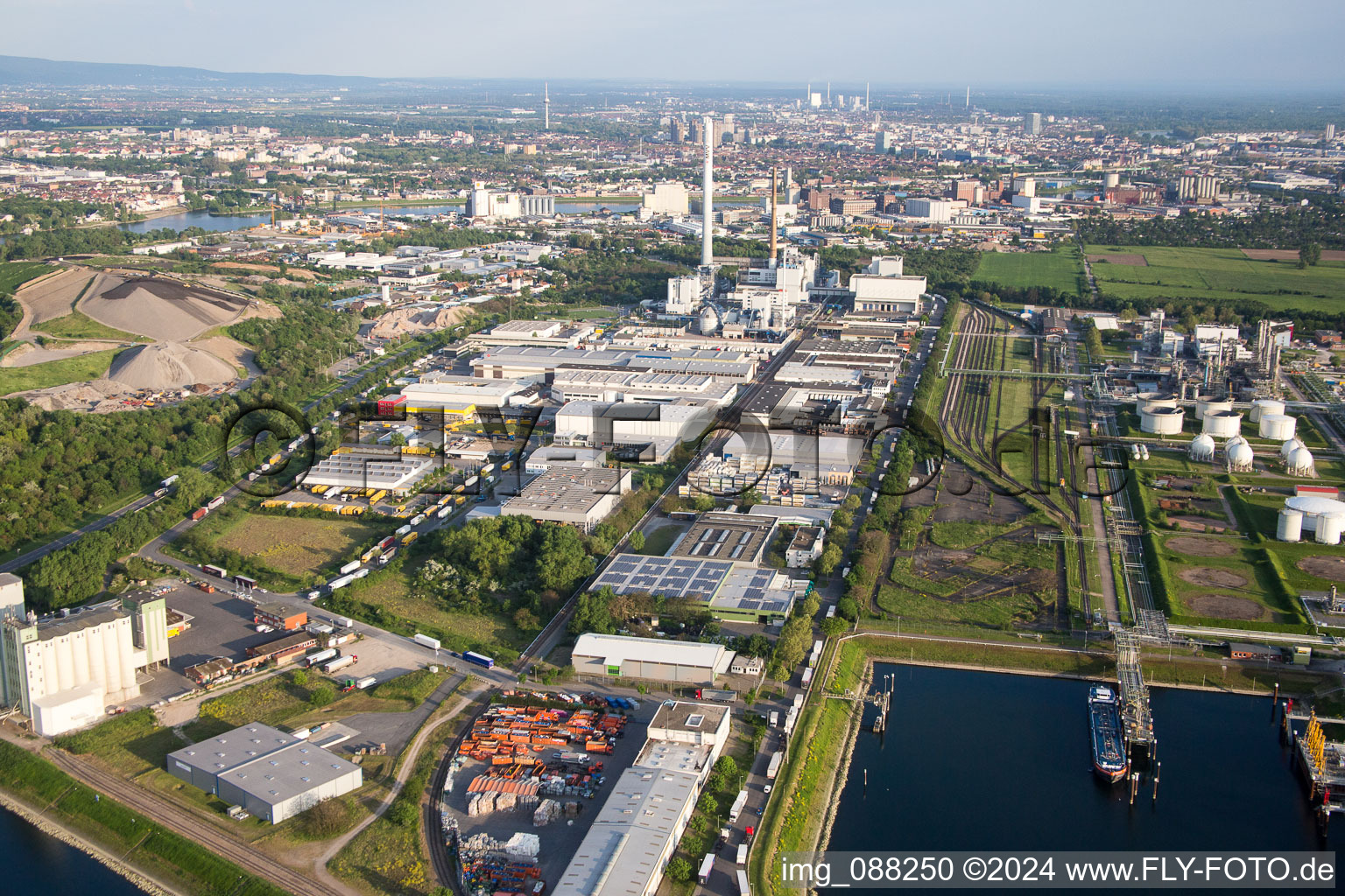 Gebäude und Produktionshallen auf dem Werksgelände MTG Bayer GmbH im Ortsteil Industriehafen in Mannheim im Ortsteil Neckarstadt-West im Bundesland Baden-Württemberg, Deutschland
