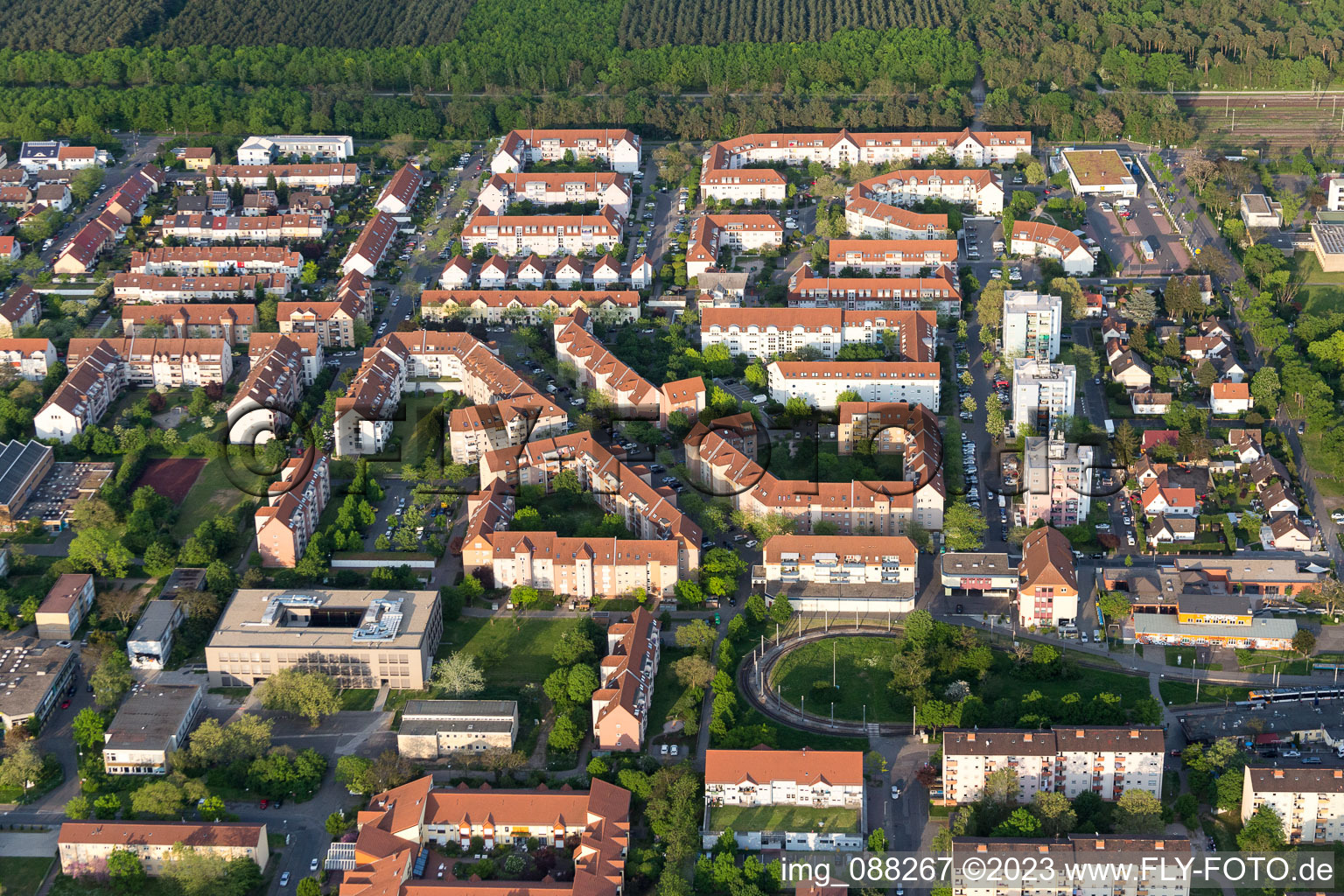 Schrägluftbild von Ortsteil Schönau in Mannheim im Bundesland Baden-Württemberg, Deutschland