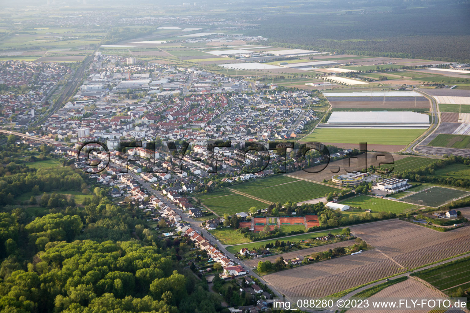 Drohnenbild von Lampertheim im Bundesland Hessen, Deutschland
