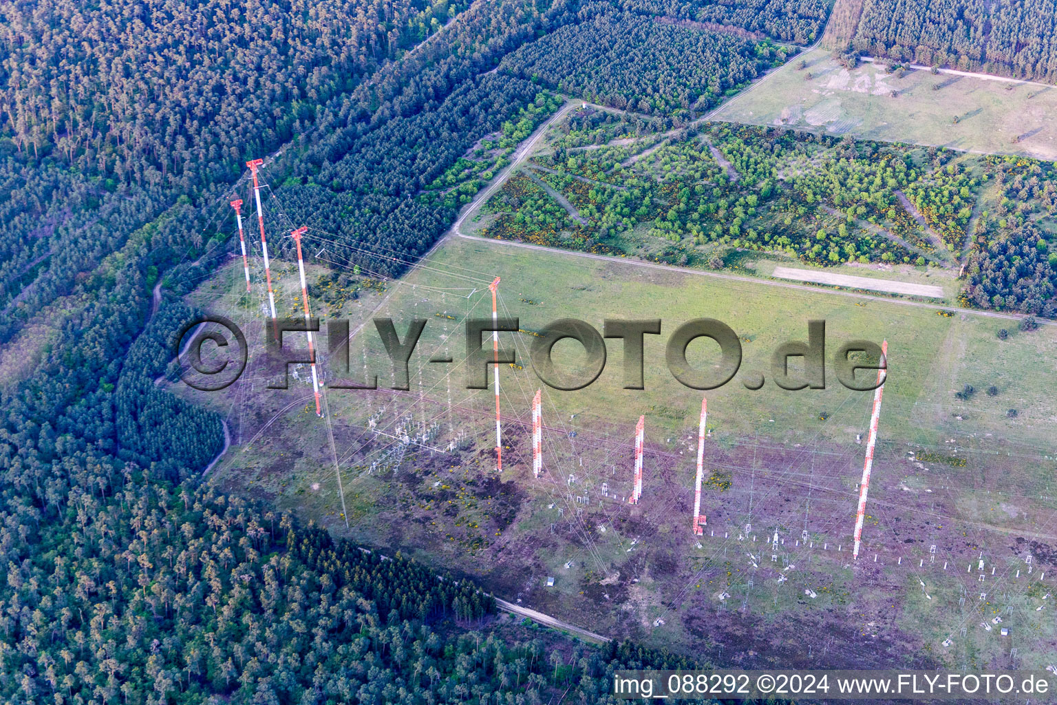 Luftbild von Antennenanlage auf der militärisch genutzten Liegenschaft der IBB Transmitter Station Lampertheim für Aussendung von Radio Liberty und Radio Free Europe (heute auch VOA) in Lampertheim im Bundesland Hessen, Deutschland