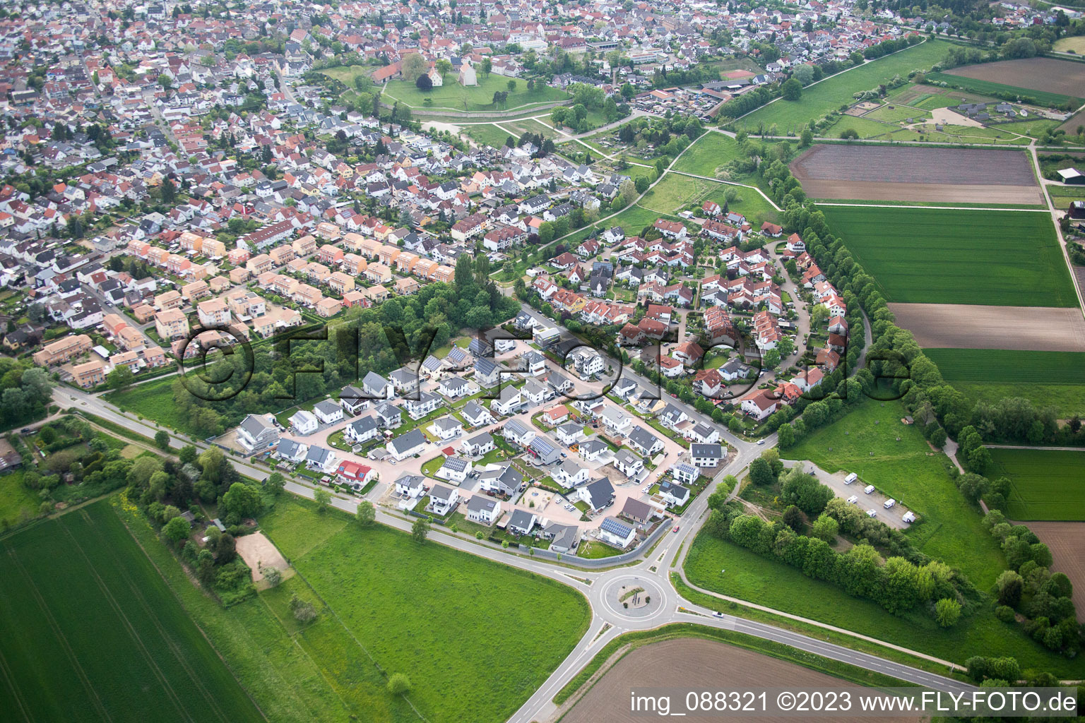 Lorsch im Bundesland Hessen, Deutschland von der Drohne aus gesehen