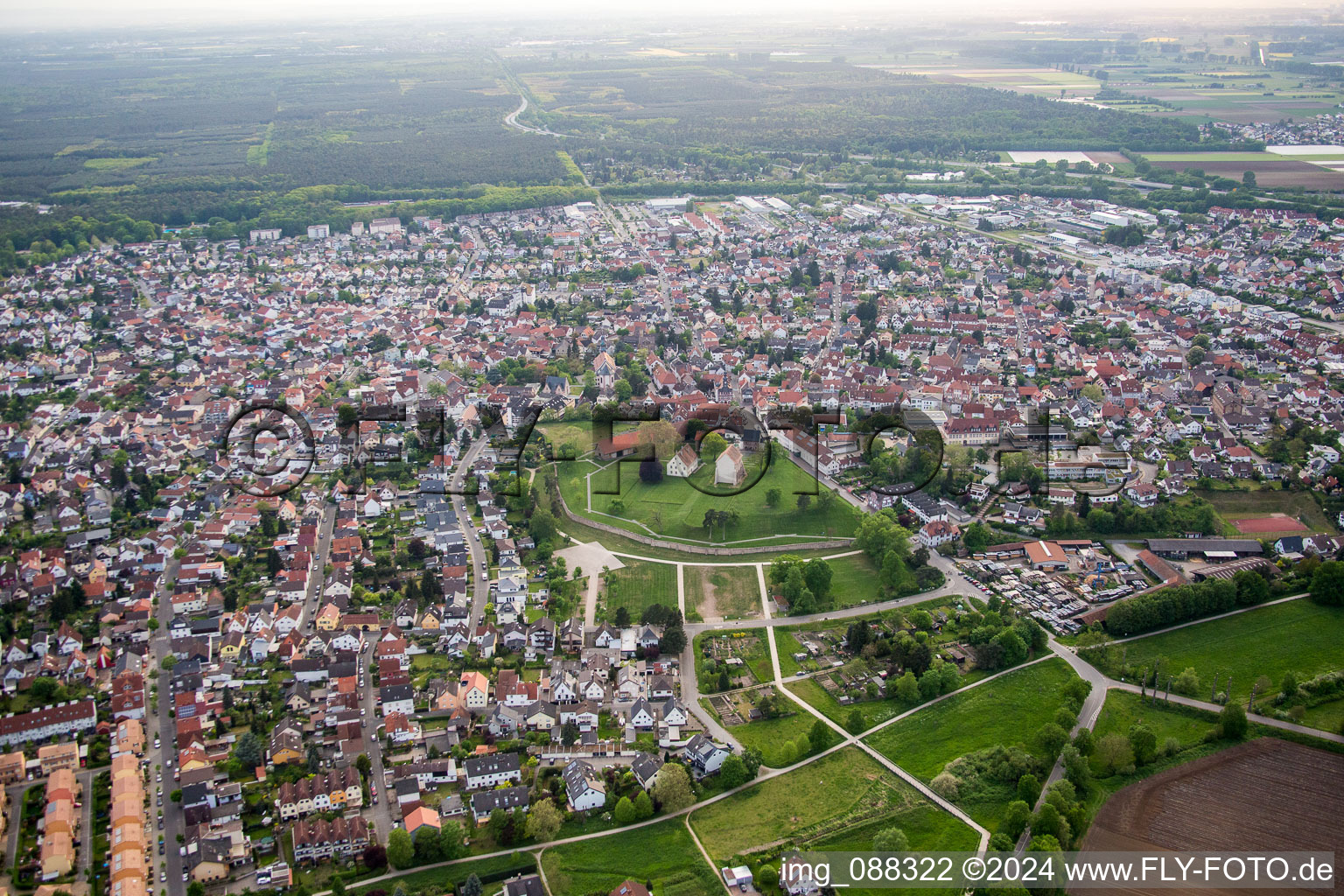 Ortsansicht der Straßen und Häuser der Wohngebiete in Lorsch im Bundesland Hessen, Deutschland von oben