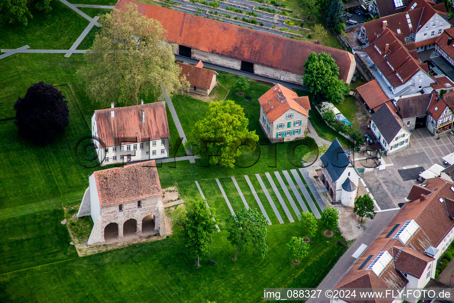 Luftbild von Gebäudekomplex des ehemaligen Klosters und heutigen Museums Klosteranlage Lorsch in Lorsch im Bundesland Hessen, Deutschland