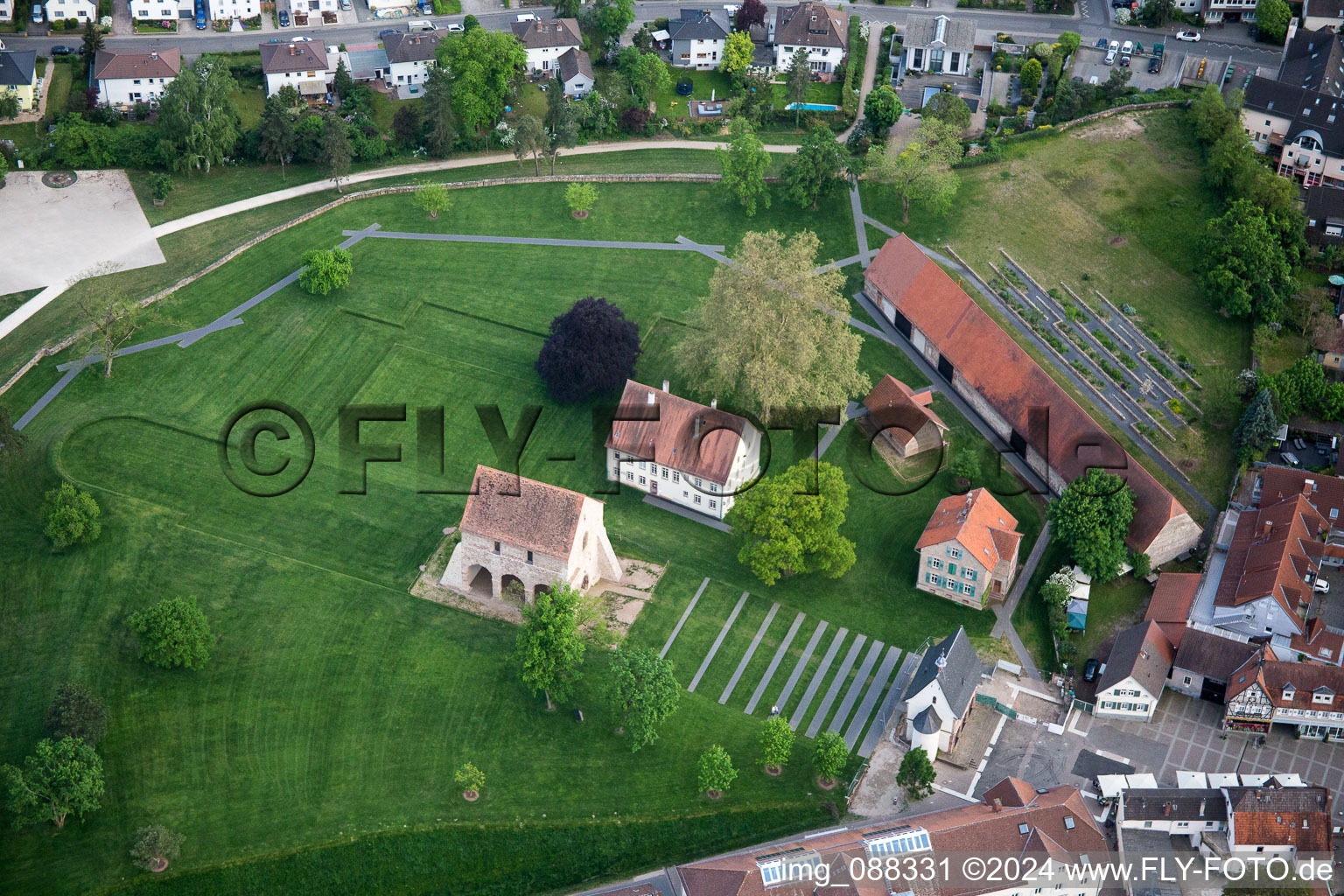 Luftaufnahme von Gebäudekomplex des ehemaligen Klosters und heutigen Museums Klosteranlage Lorsch in Lorsch im Bundesland Hessen, Deutschland