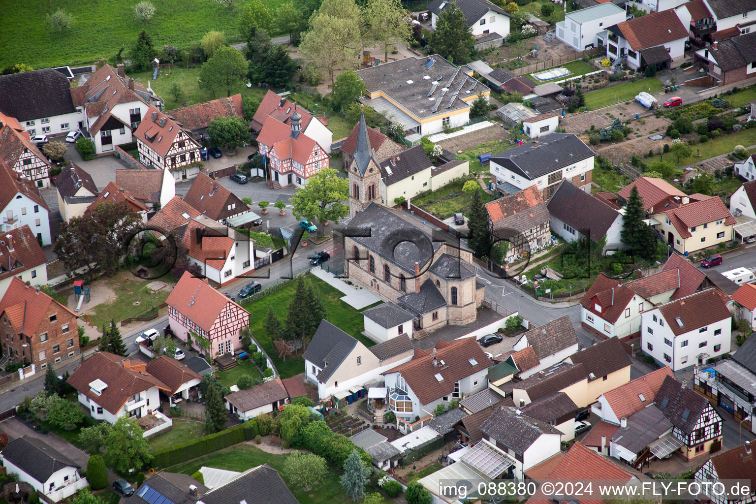 Kirchengebäude im Dorfkern im Ortsteil Fehlheim in Bensheim im Bundesland Hessen, Deutschland