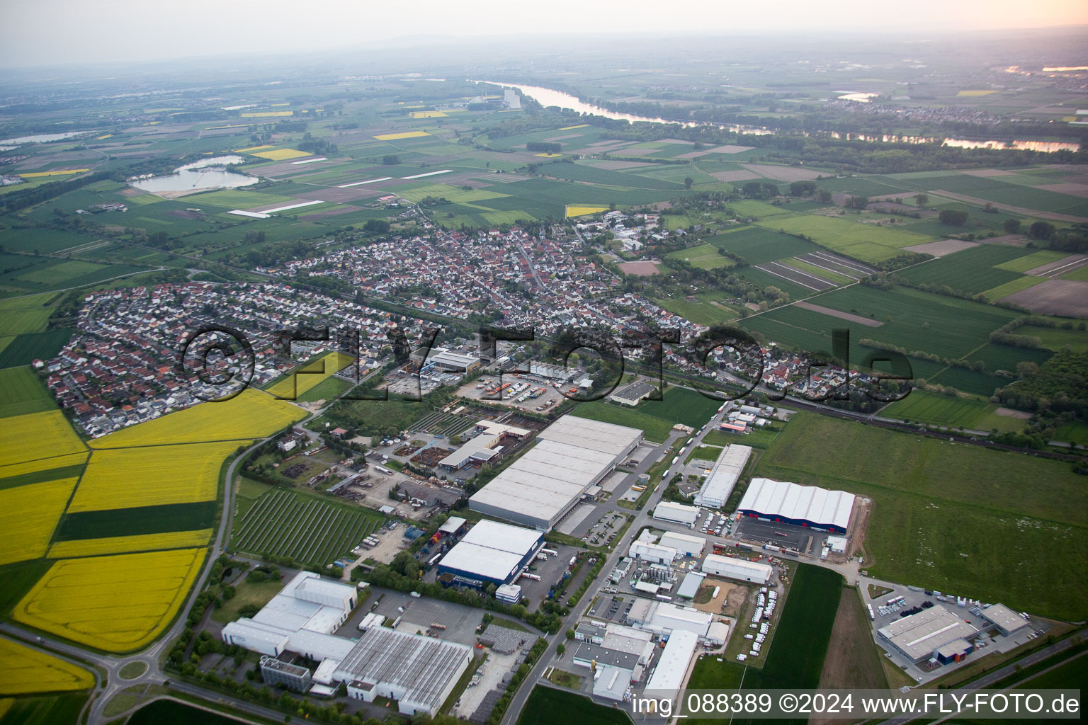 Gewerbegebiet und Firmenansiedlung in Groß-Rohrheim im Bundesland Hessen, Deutschland