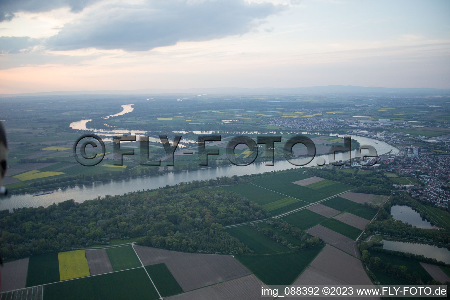 Drohnenbild von Gernsheim im Bundesland Hessen, Deutschland